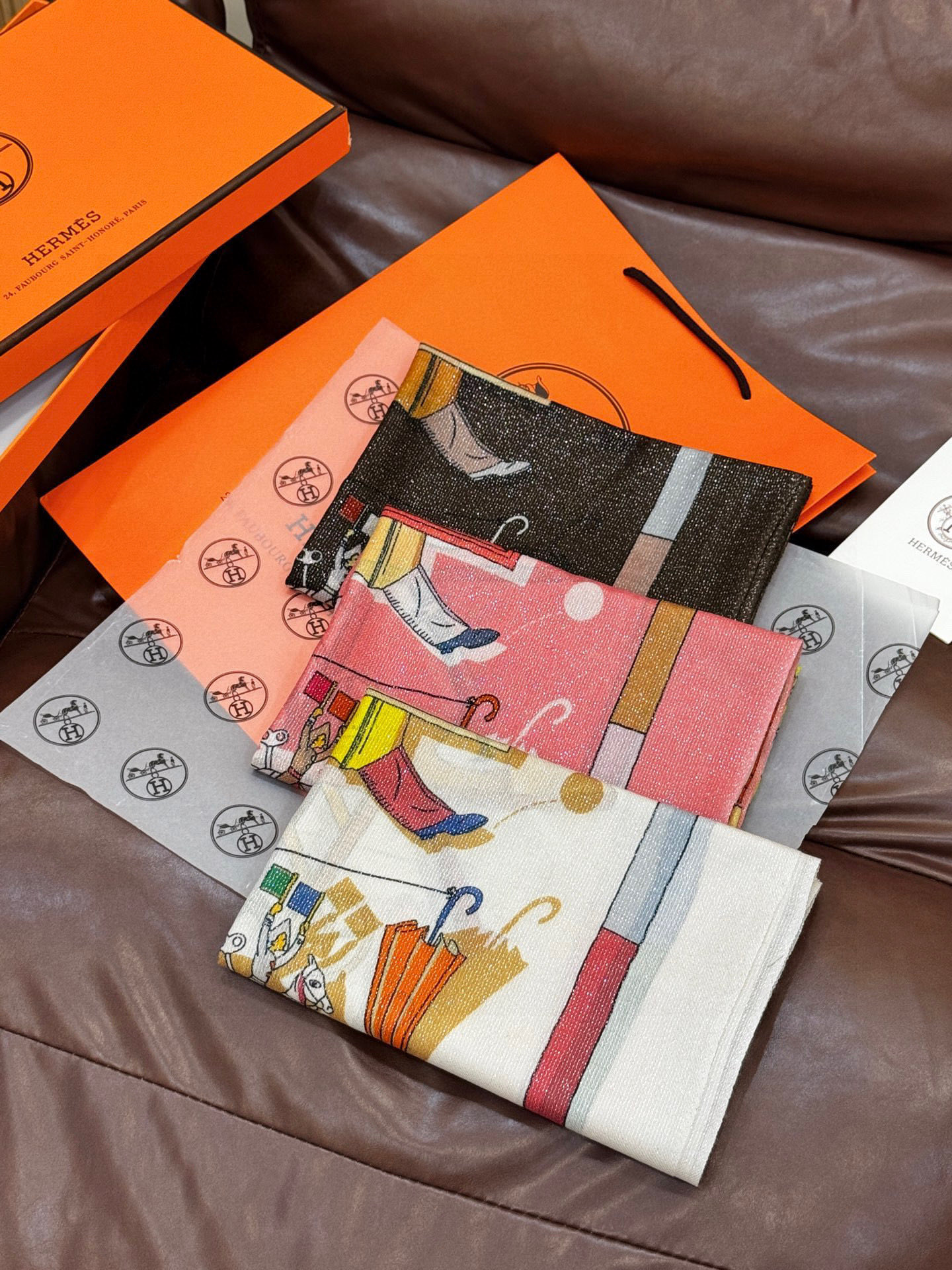 “精巧错觉”~Hermes （会发光发亮的围巾）轻盈、大胆和无穷无尽的俏皮感在方巾中交织碰撞，让自己沉浸