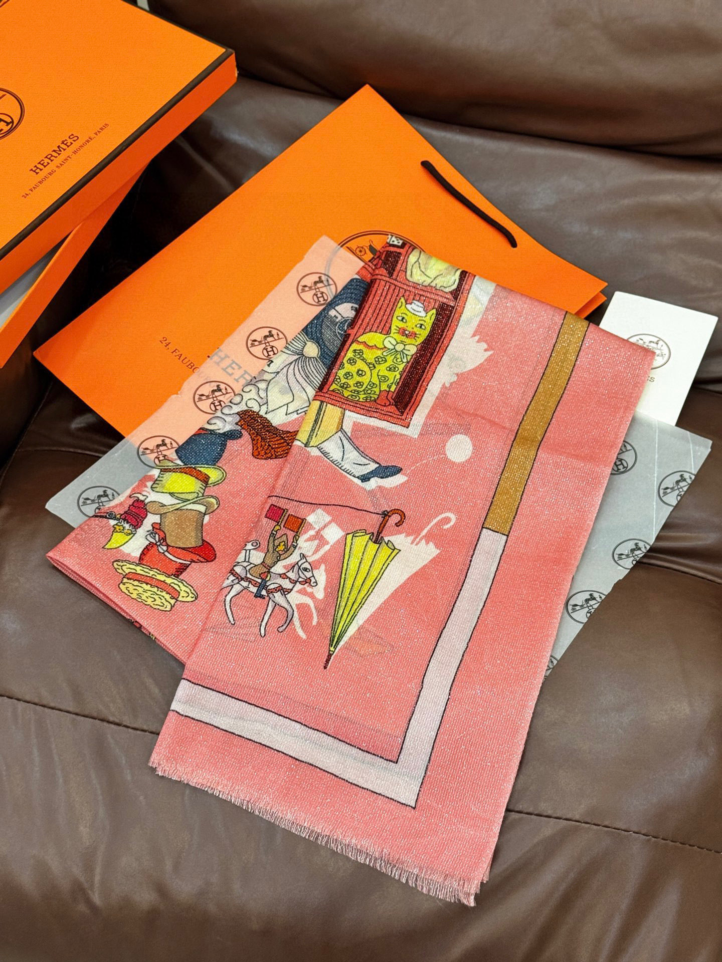 “精巧错觉”~Hermes （会发光发亮的围巾）轻盈、大胆和无穷无尽的俏皮感在方巾中交织碰撞，让自己沉浸