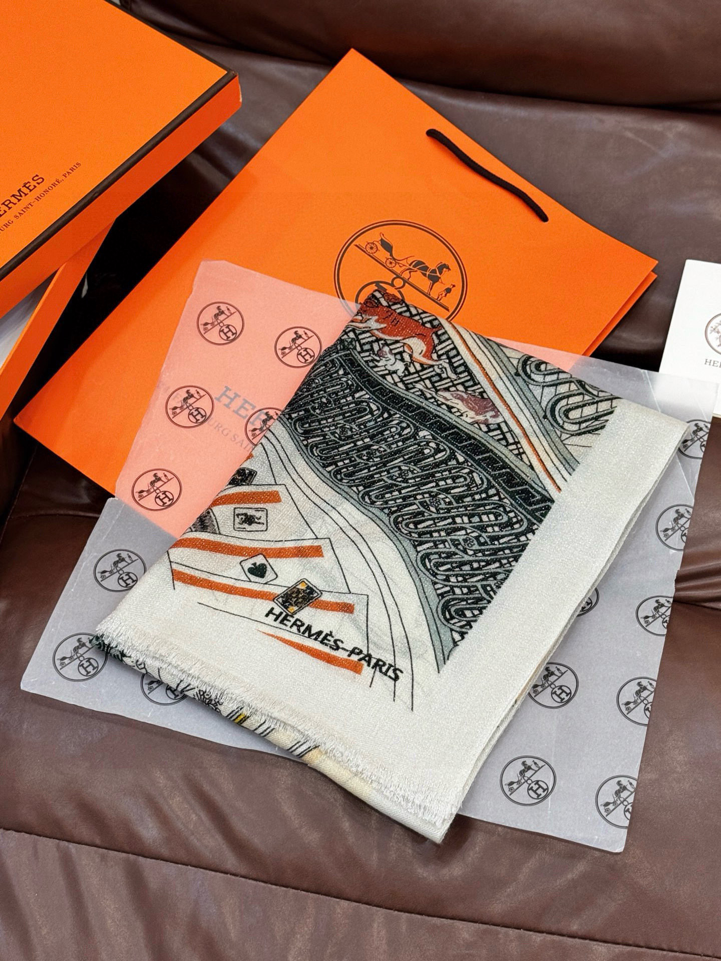 会发光发亮的围巾 爱马仕 专柜同步 买了都说好看羊绒印花‼️推荐💕顶级工艺超值‼️爱马仕专柜爆款🎁🎁羊绒