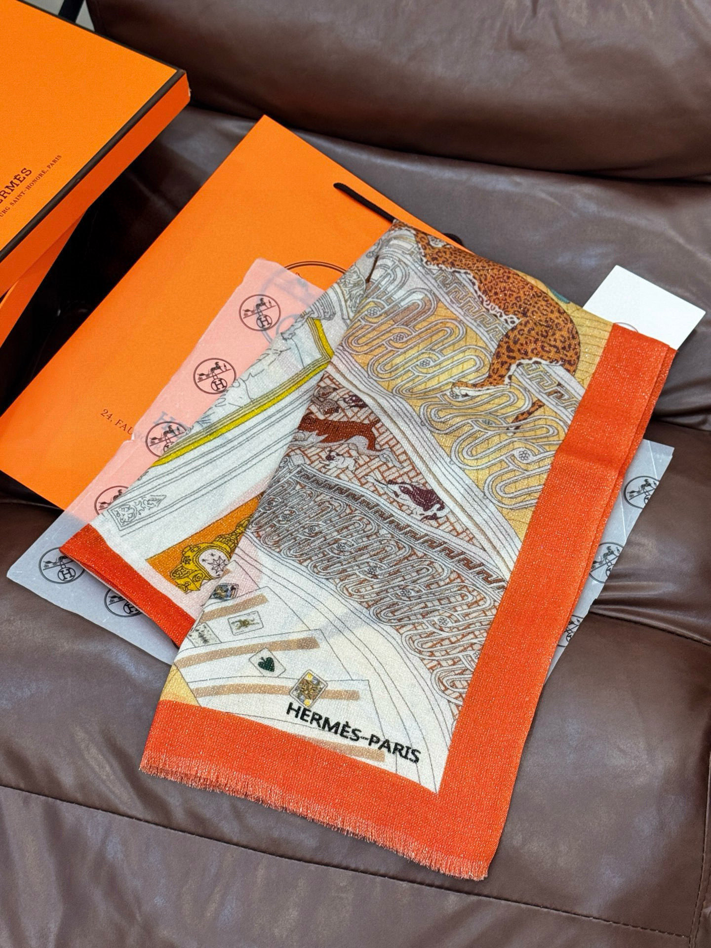 会发光发亮的围巾 爱马仕 专柜同步 买了都说好看羊绒印花‼️推荐💕顶级工艺超值‼️爱马仕专柜爆款🎁🎁羊绒