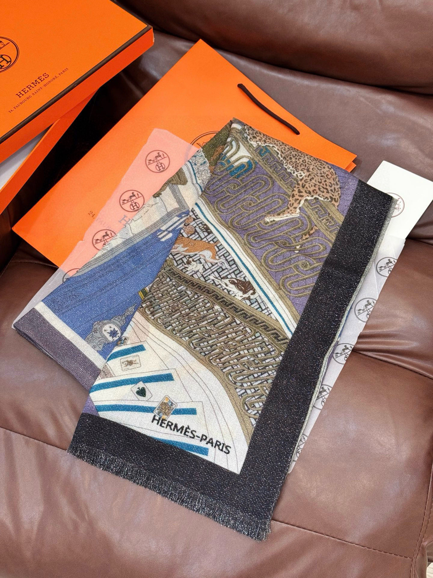 会发光发亮的围巾 爱马仕 专柜同步 买了都说好看羊绒印花‼️推荐💕顶级工艺超值‼️爱马仕专柜爆款🎁🎁羊绒
