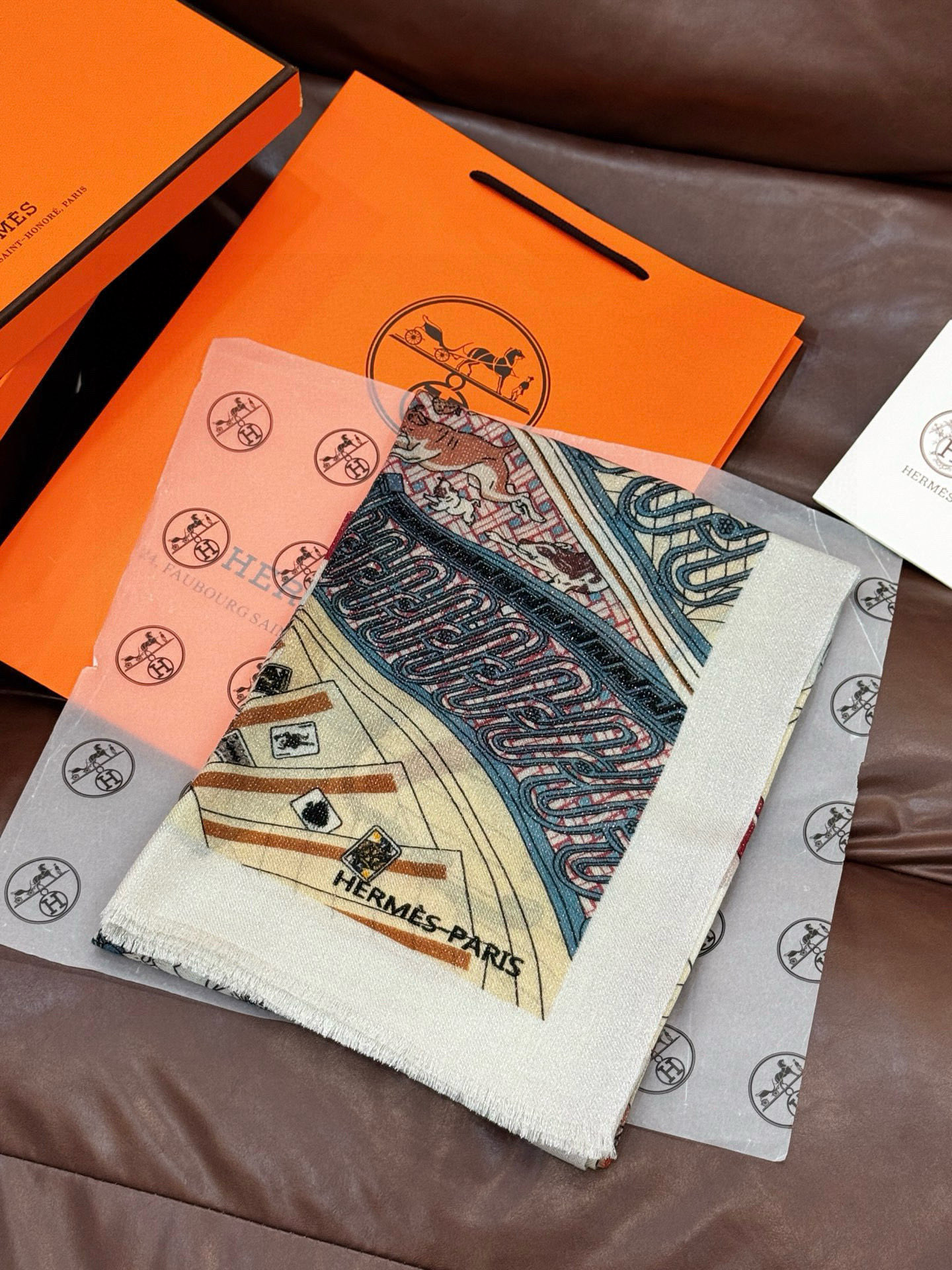 会发光发亮的围巾 爱马仕 专柜同步 买了都说好看羊绒印花‼️推荐💕顶级工艺超值‼️爱马仕专柜爆款🎁🎁羊绒