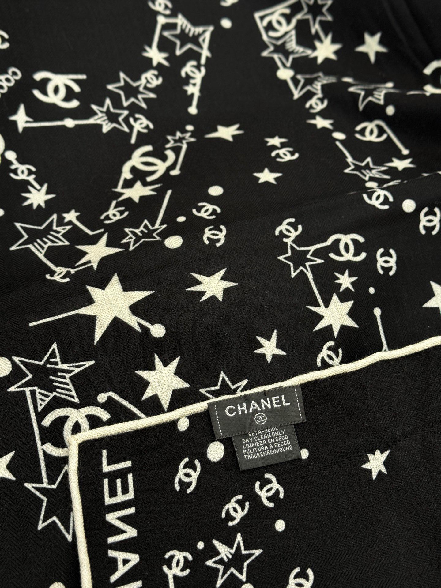 Chanel ~20。秋冬新品~【140顶级丝绒双面同色】繁星点点与双C的完美结合适合各种场合搭配使用黑