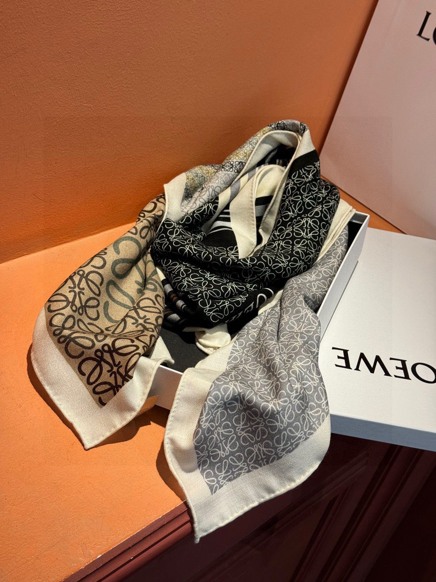 高定版 【上新❤️ Loewe罗意威专柜新款,高级又不撞款的好东西!!!】能力范围能带给大家最好的品质,