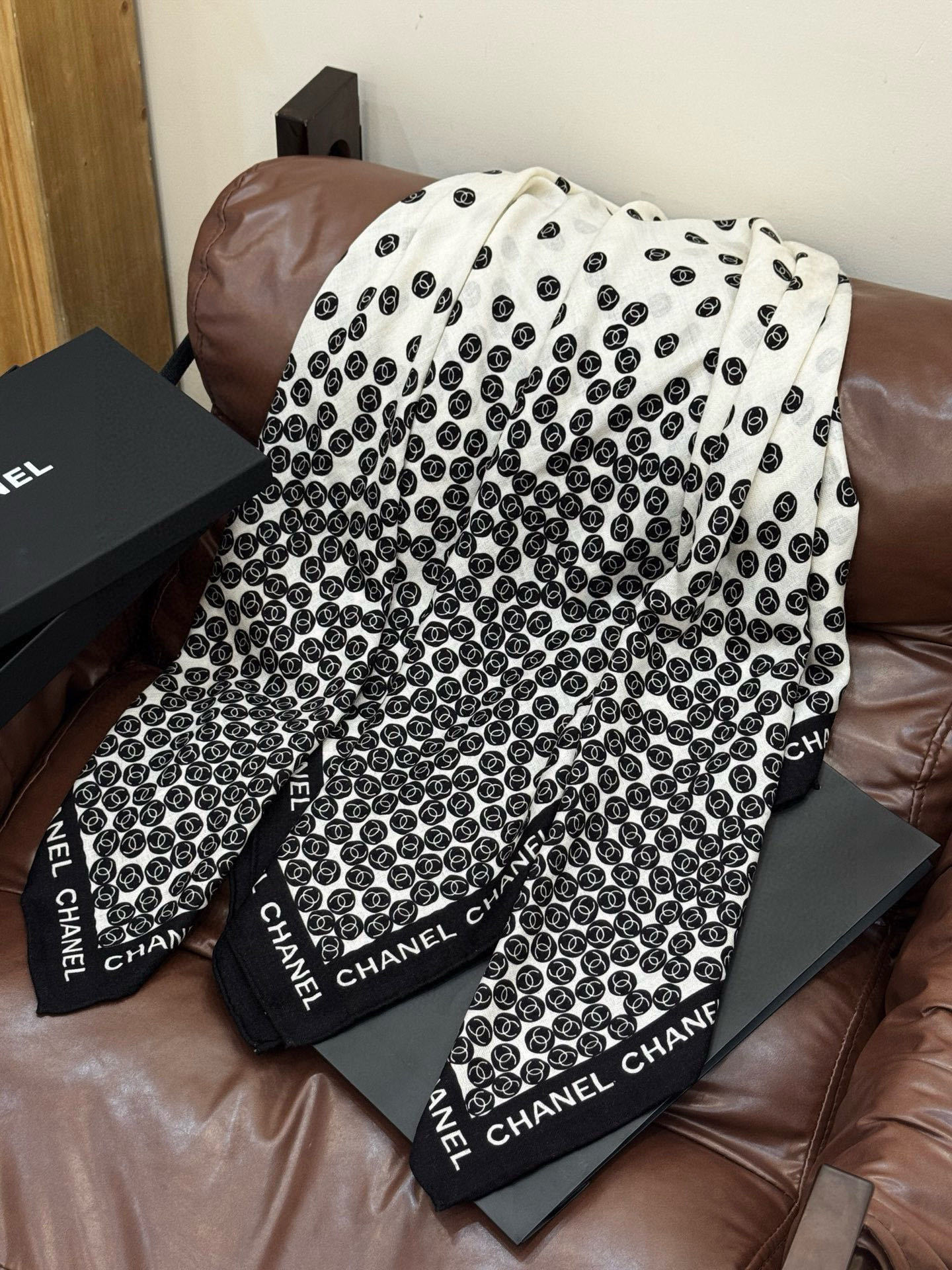 Chanel 25s秋冬新品~【140顶级丝绒双面同色披肩】25s 秋冬披肩设计真的好有突破粉色米色格优