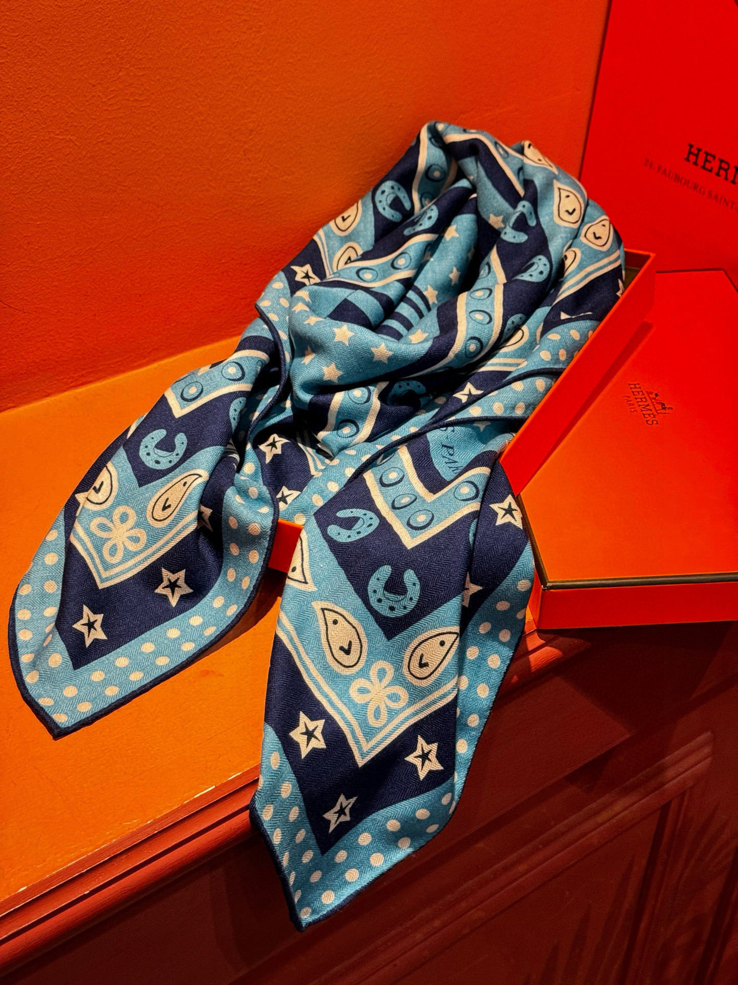 💟羊绒新款🆕👏👏买了都说好看‼️推荐💕爱马仕双面同色羊绒方巾【朋克骏马双面同色140】,顶级工艺超值‼️