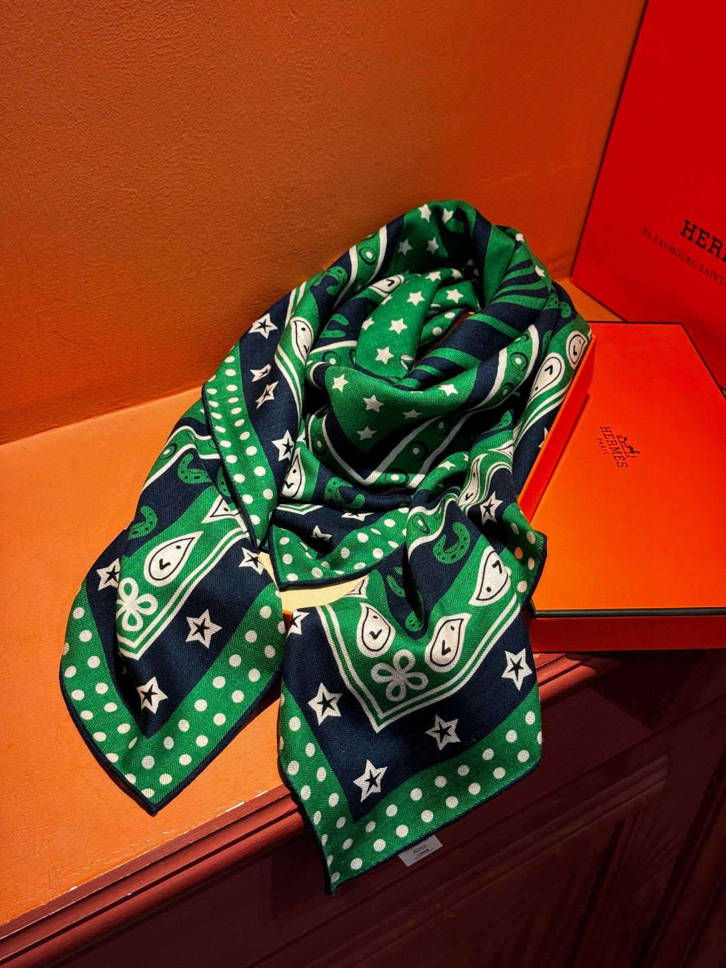 💟羊绒新款🆕👏👏买了都说好看‼️推荐💕爱马仕双面同色羊绒方巾【朋克骏马双面同色140】,顶级工艺超值‼️