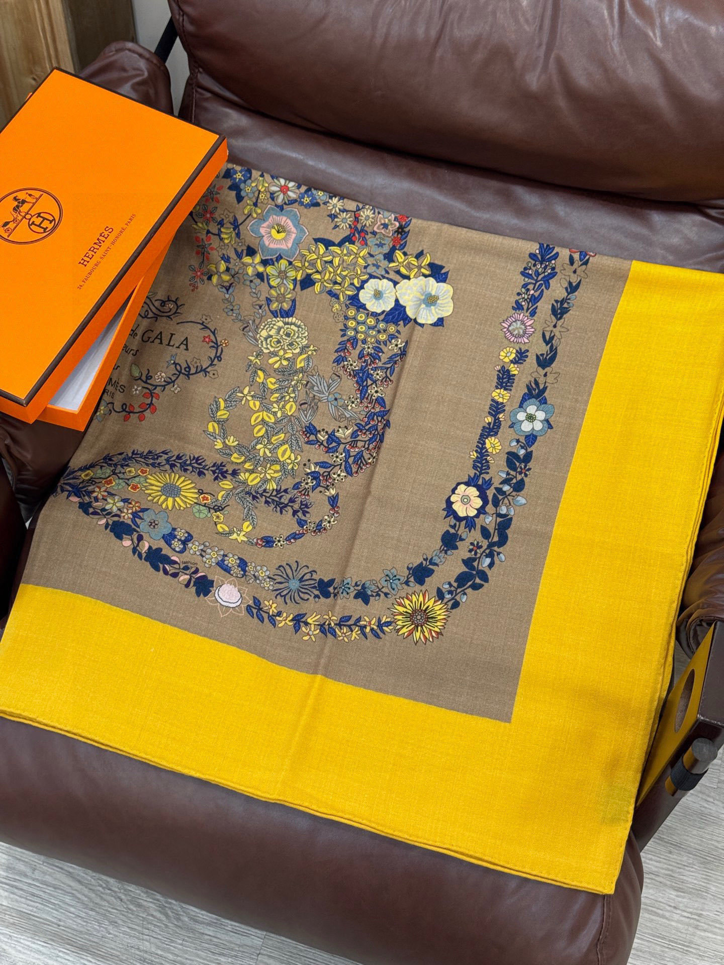 “华丽的缰辔花卉版”140丝毛方巾【140顶级丝绒双面同色披肩】手工卷边丝毛方巾(30%真丝70%羊绒)