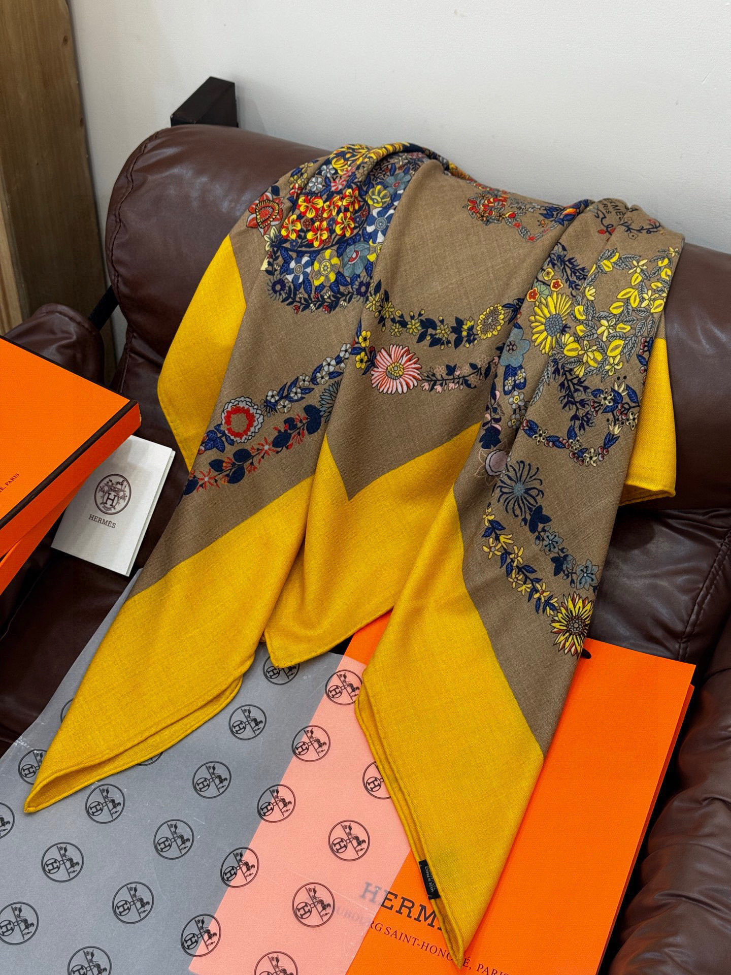 “华丽的缰辔花卉版”140丝毛方巾【140顶级丝绒双面同色披肩】手工卷边丝毛方巾(30%真丝70%羊绒)