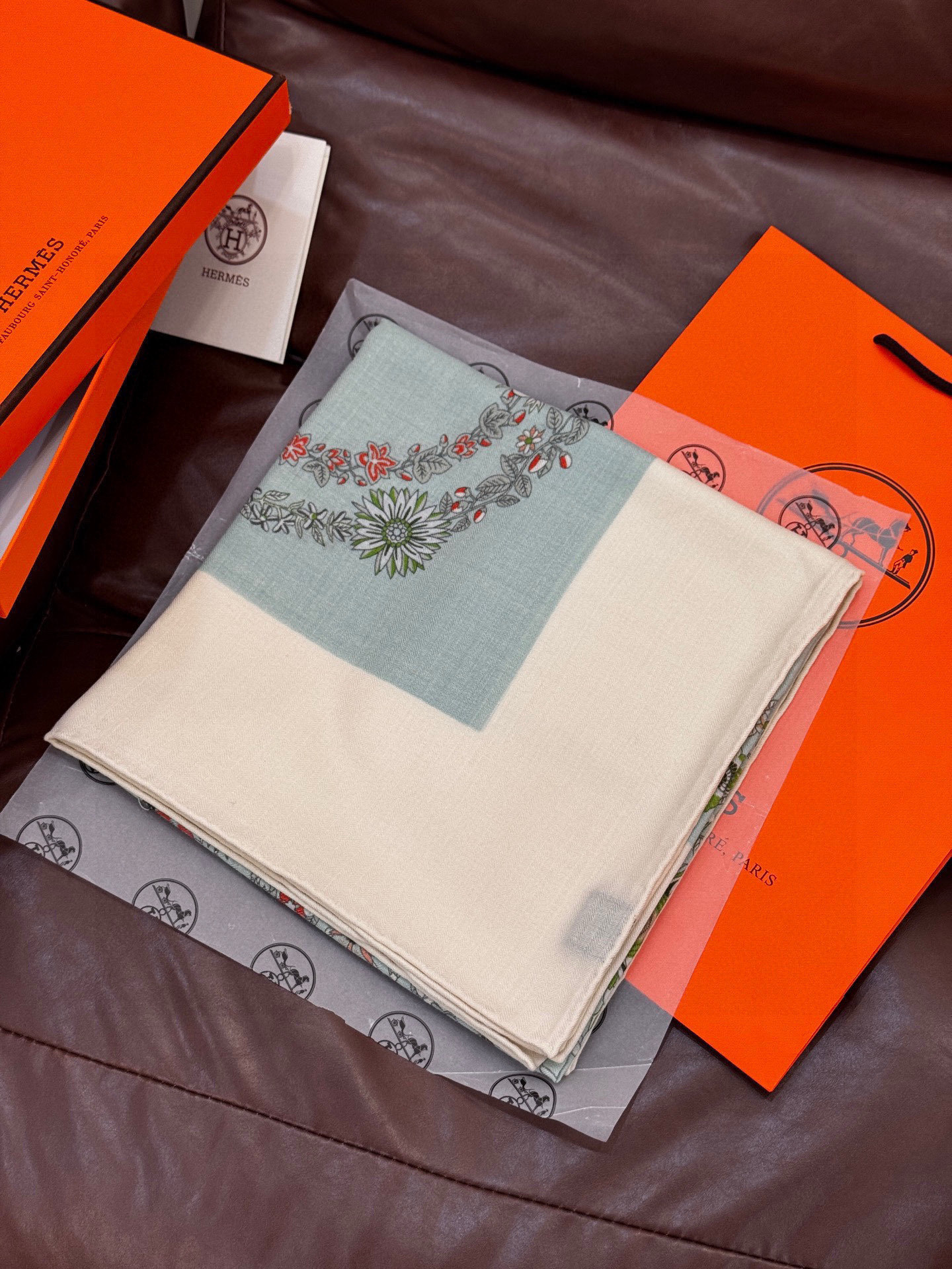 “华丽的缰辔花卉版”140丝毛方巾【140顶级丝绒双面同色披肩】手工卷边丝毛方巾(30%真丝70%羊绒)