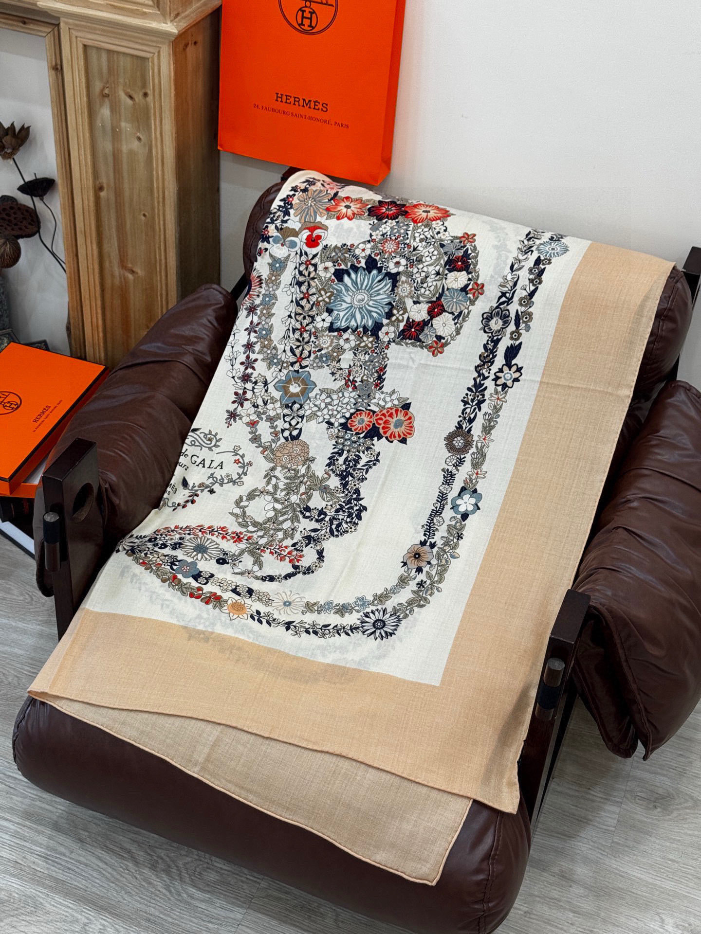 “华丽的缰辔花卉版”140丝毛方巾【140顶级丝绒双面同色披肩】手工卷边丝毛方巾(30%真丝70%羊绒)