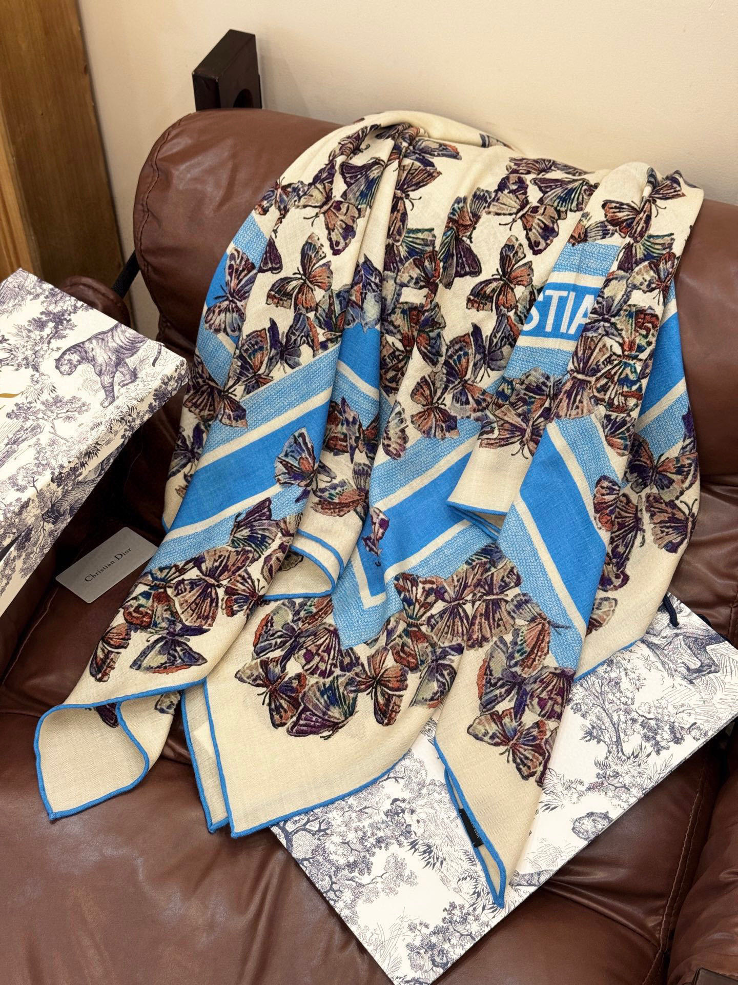 Dior 印花披肩【140顶级丝绒双面同色】Dior Camo PaPillon 图案这款披肩饰以 Di