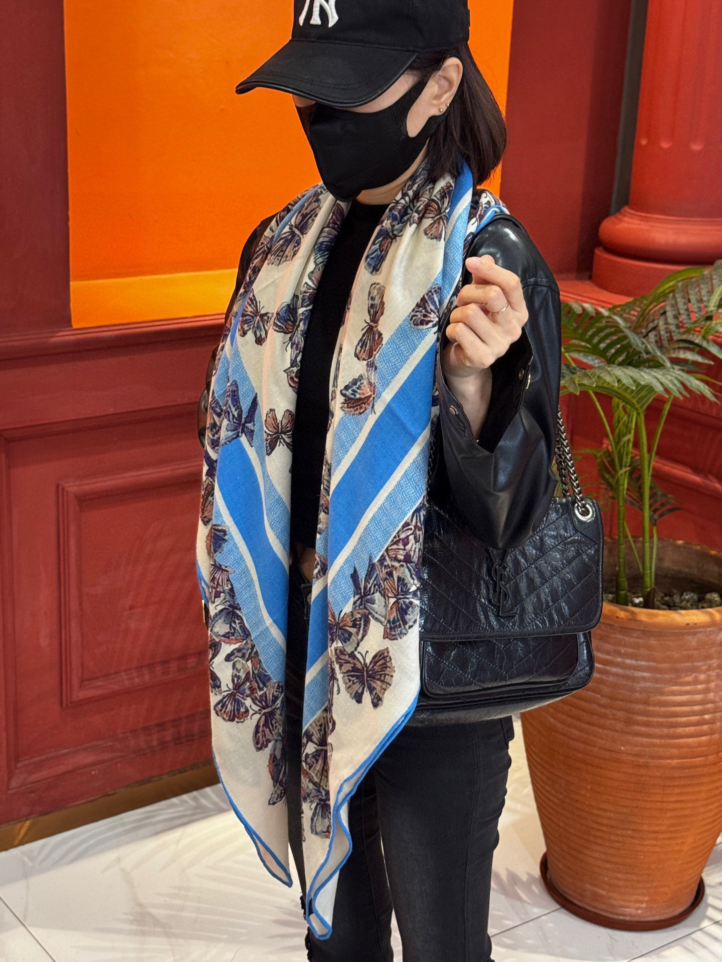 Dior 印花披肩【140顶级丝绒双面同色】Dior Camo PaPillon 图案这款披肩饰以 Di