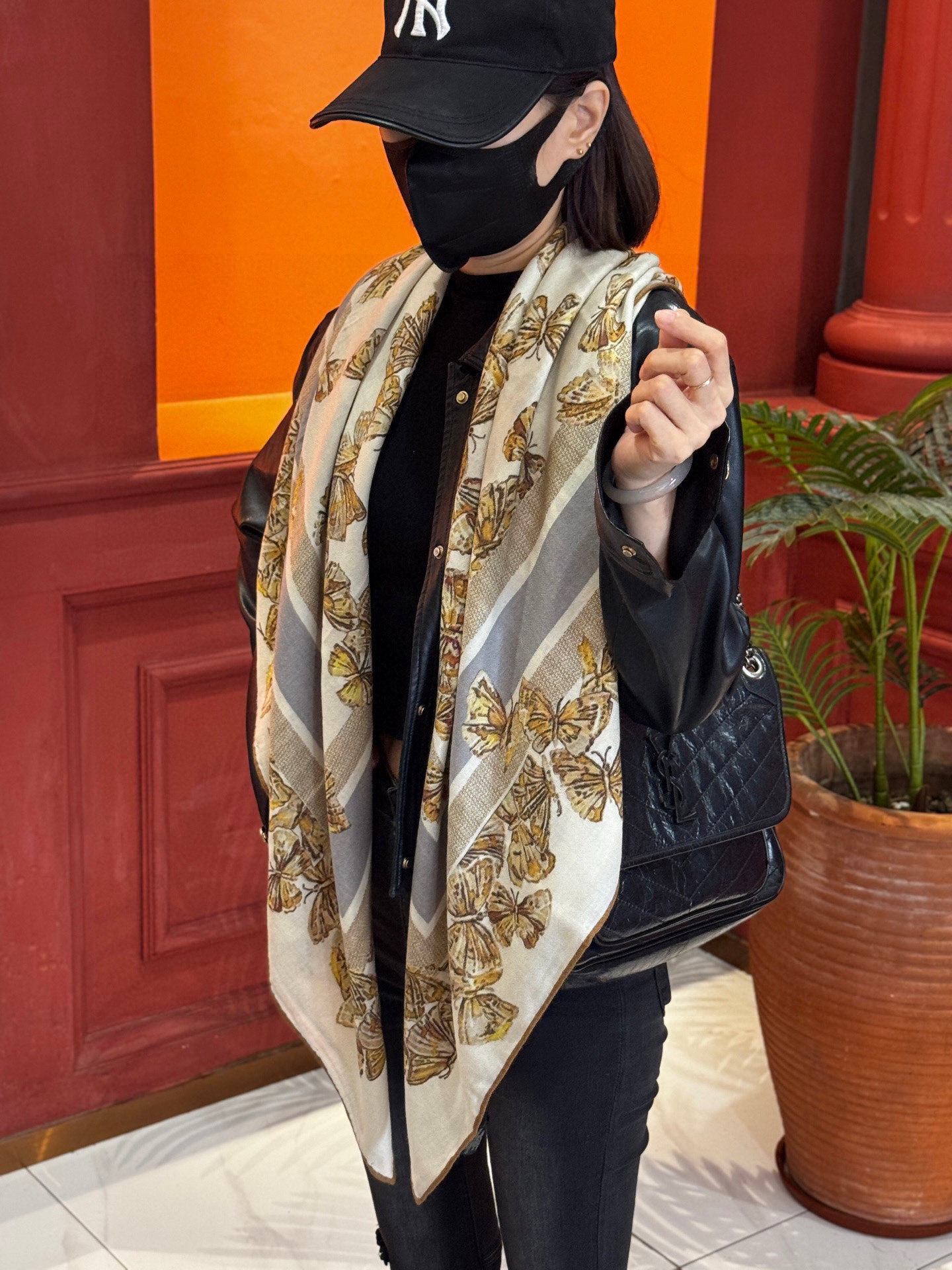 Dior 印花披肩【140顶级丝绒双面同色】Dior Camo PaPillon 图案这款披肩饰以 Di