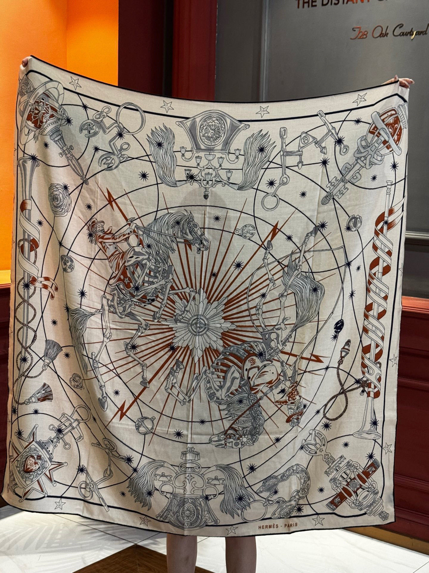 “星辰合唱曲”140丝绒双面同色披肩手工卷边丝毛方巾(30%桑蚕丝70%羊绒)这款经典单品展现强大而迷人