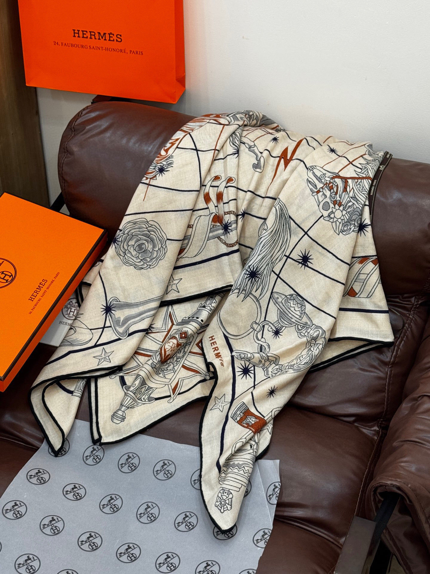 “星辰合唱曲”140丝绒双面同色披肩手工卷边丝毛方巾(30%桑蚕丝70%羊绒)这款经典单品展现强大而迷人