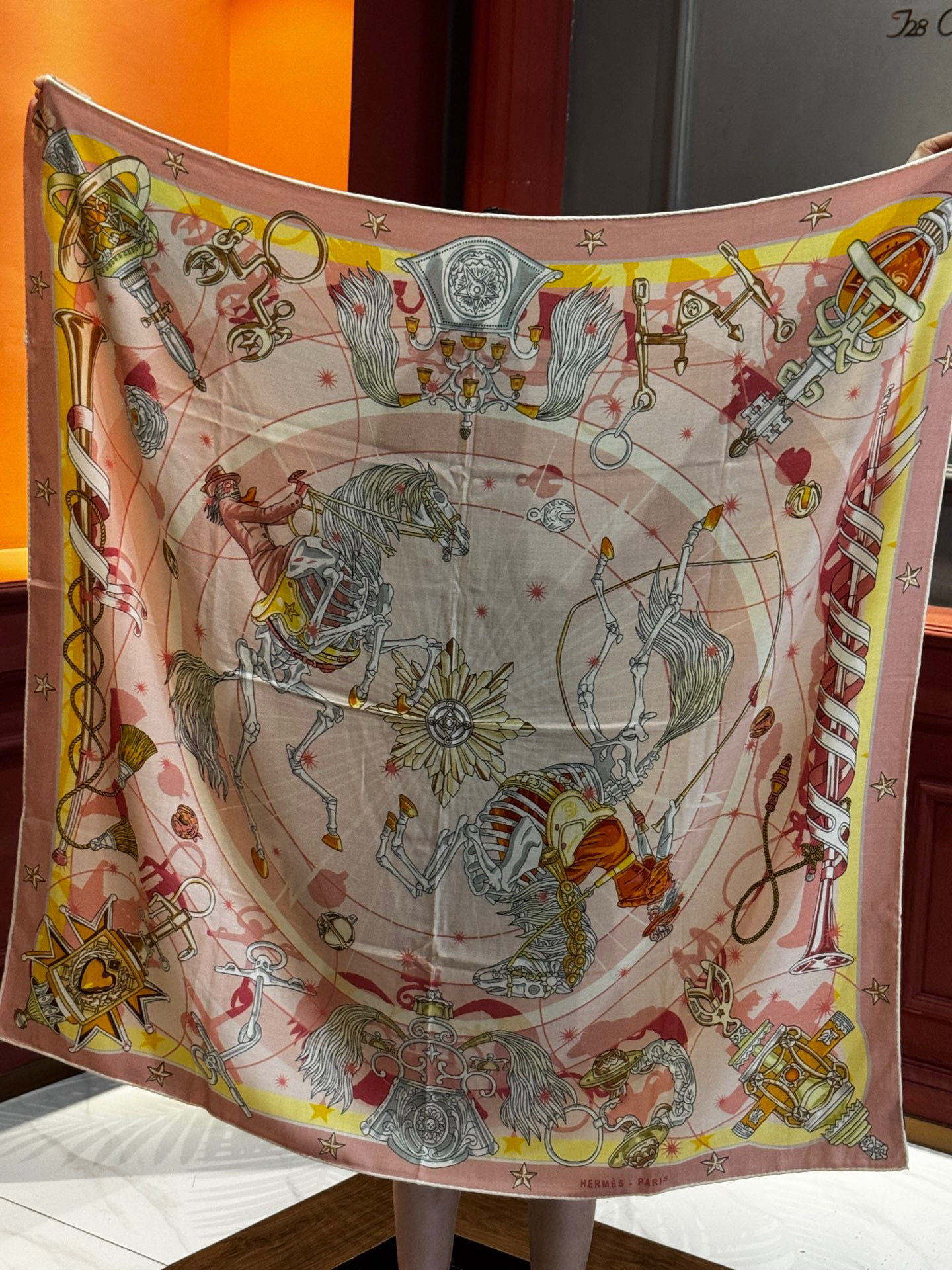 “星辰合唱曲”140丝绒双面同色披肩手工卷边丝毛方巾(30%桑蚕丝70%羊绒)这款经典单品展现强大而迷人