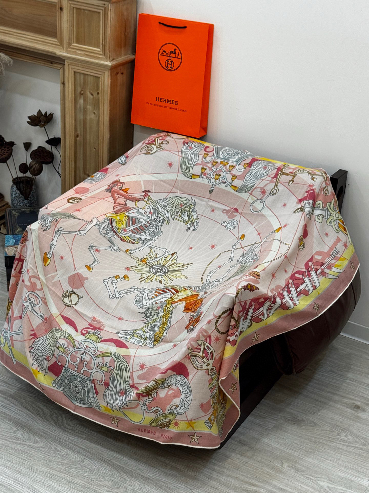 “星辰合唱曲”140丝绒双面同色披肩手工卷边丝毛方巾(30%桑蚕丝70%羊绒)这款经典单品展现强大而迷人