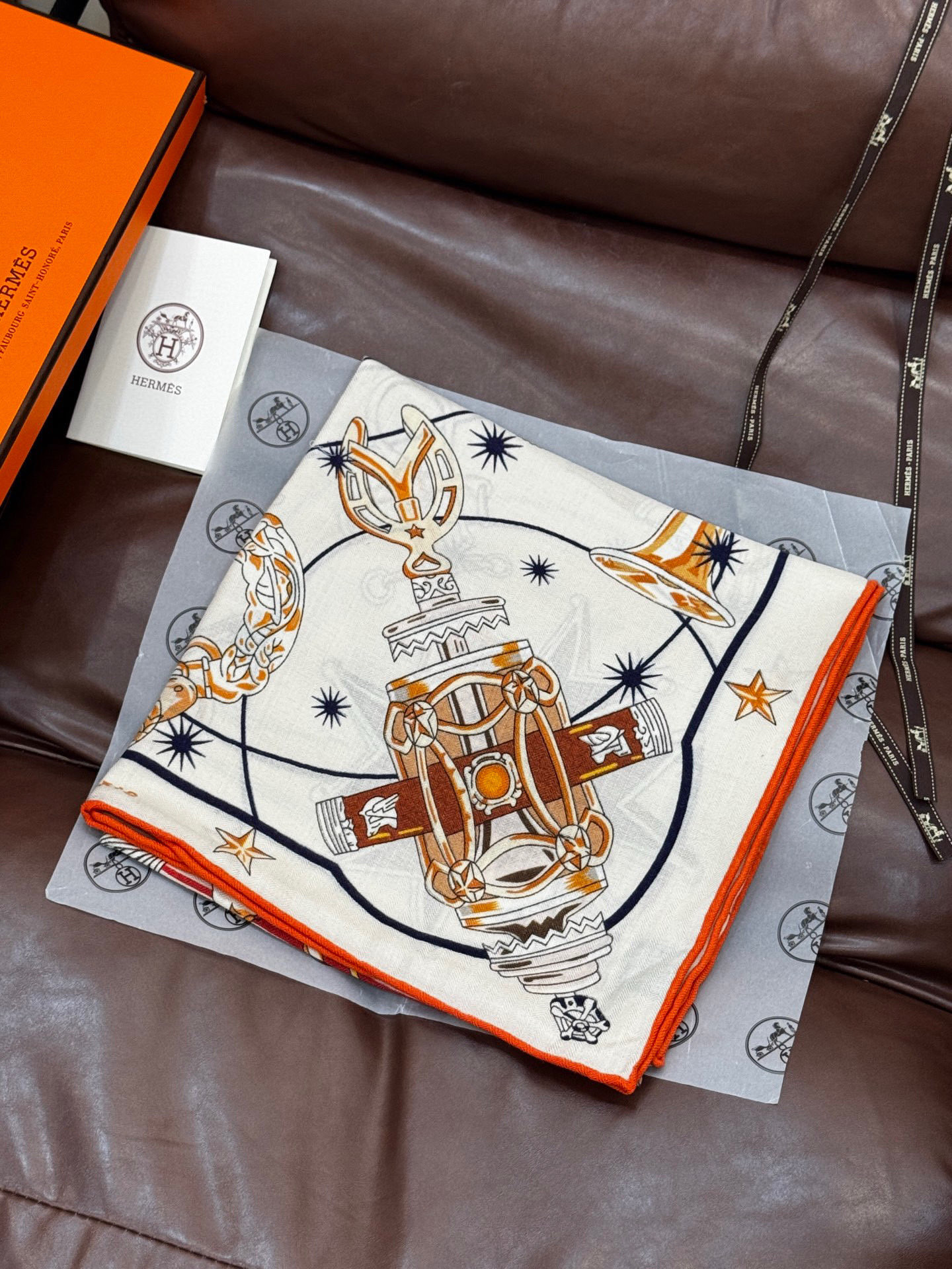 “星辰合唱曲”140丝绒双面同色披肩手工卷边丝毛方巾（30%桑蚕丝70%羊绒）这款经典单品展现强大而迷人