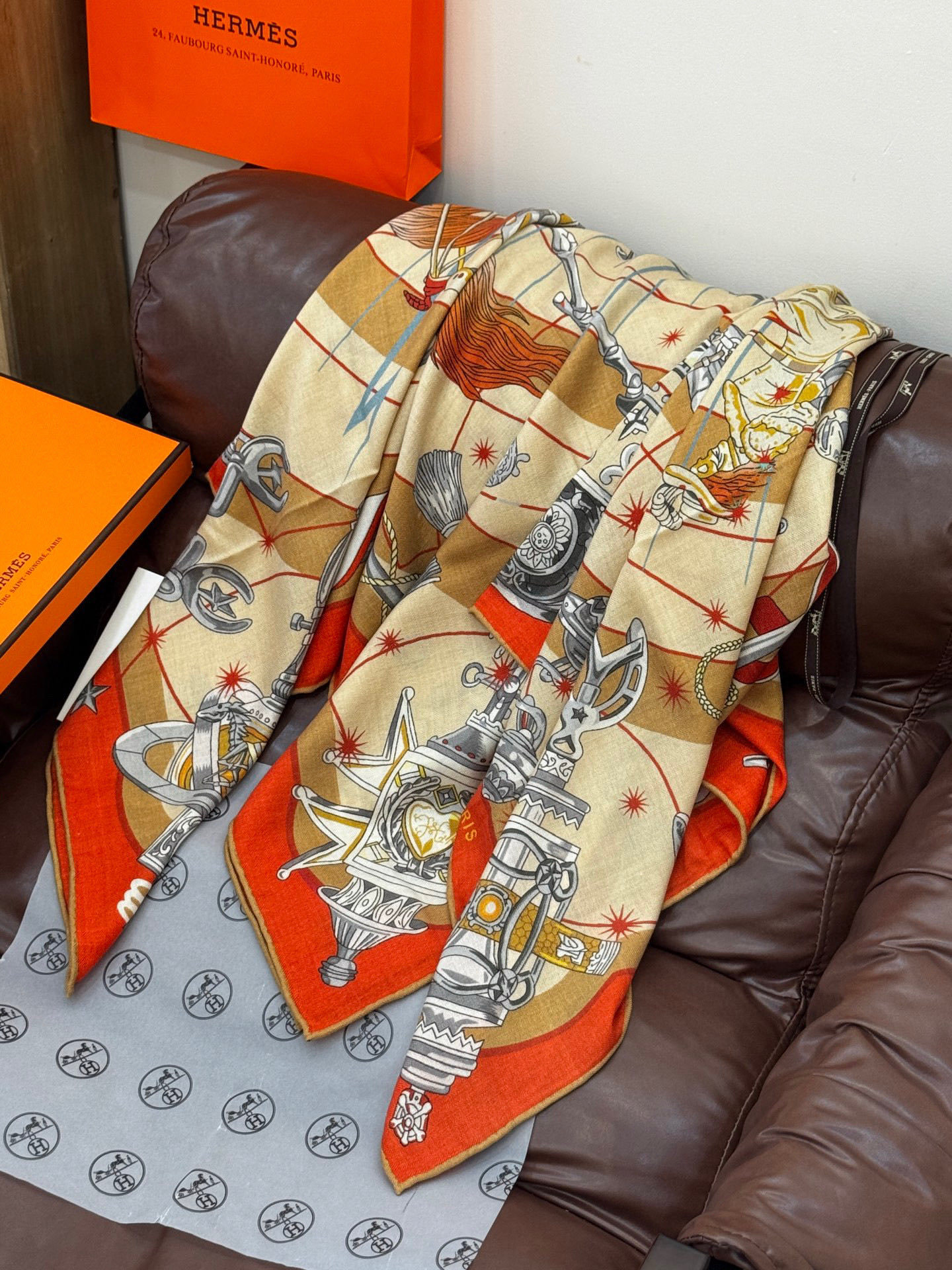 “星辰合唱曲”140丝绒双面同色披肩手工卷边丝毛方巾(30%桑蚕丝70%羊绒)这款经典单品展现强大而迷人