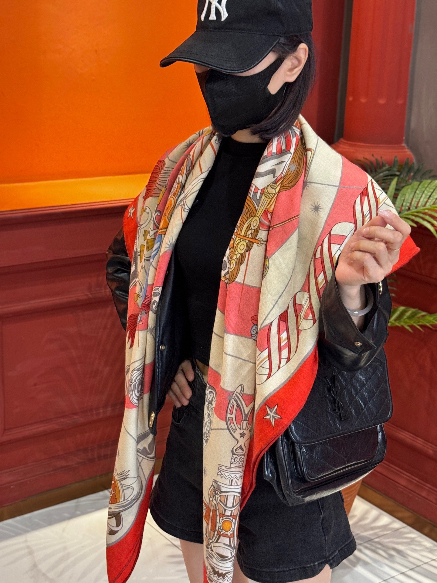 “星辰合唱曲”140丝绒双面同色披肩手工卷边丝毛方巾（30%桑蚕丝70%羊绒）这款经典单品展现强大而迷人