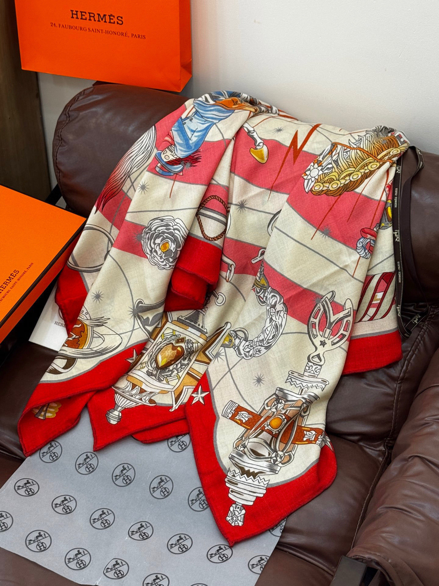 “星辰合唱曲”140丝绒双面同色披肩手工卷边丝毛方巾(30%桑蚕丝70%羊绒)这款经典单品展现强大而迷人