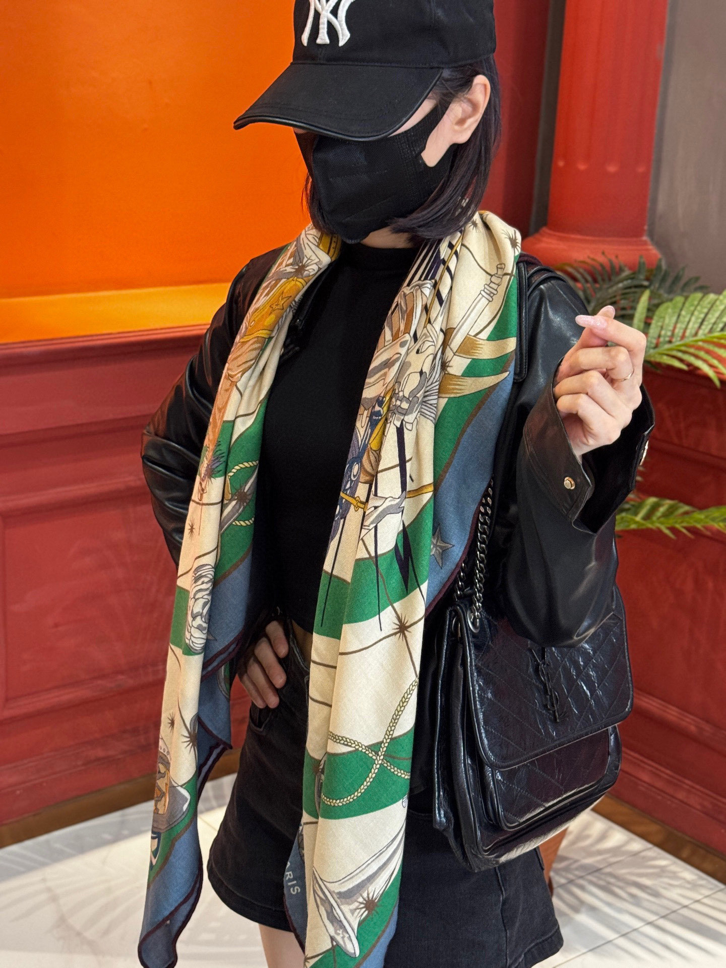 “星辰合唱曲”140丝绒双面同色披肩手工卷边丝毛方巾(30%桑蚕丝70%羊绒)这款经典单品展现强大而迷人