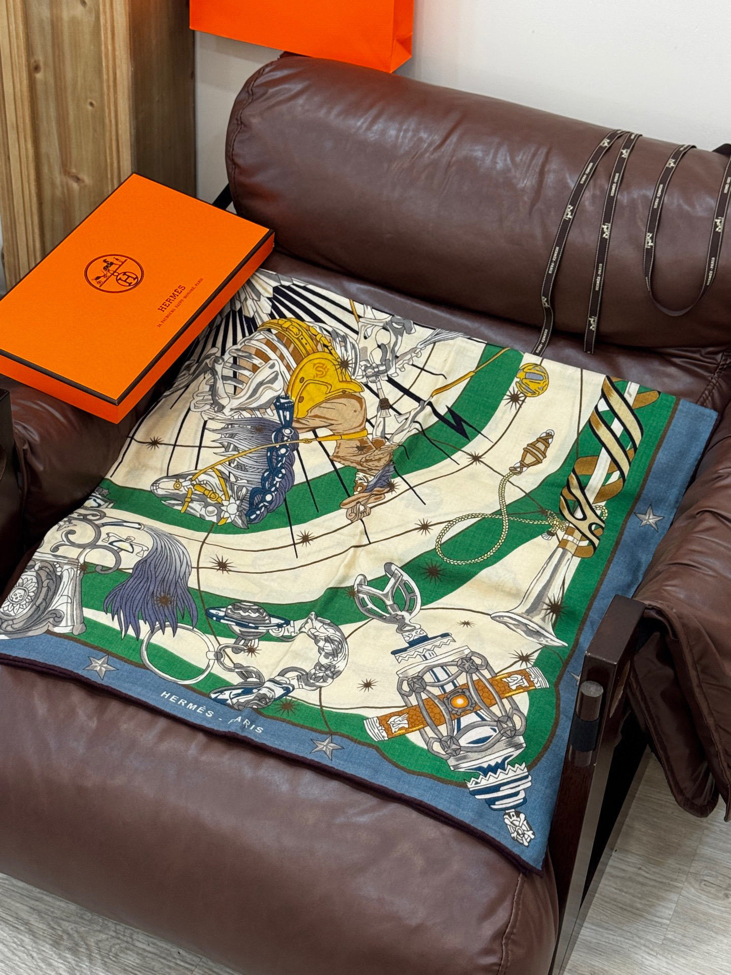 “星辰合唱曲”140丝绒双面同色披肩手工卷边丝毛方巾(30%桑蚕丝70%羊绒)这款经典单品展现强大而迷人