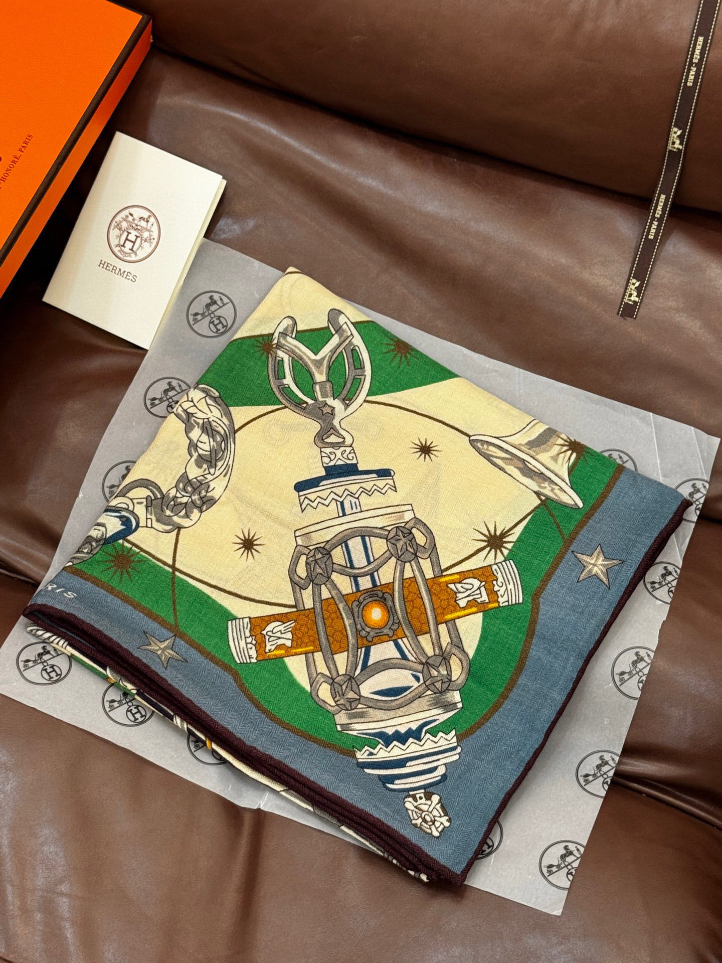 “星辰合唱曲”140丝绒双面同色披肩手工卷边丝毛方巾(30%桑蚕丝70%羊绒)这款经典单品展现强大而迷人