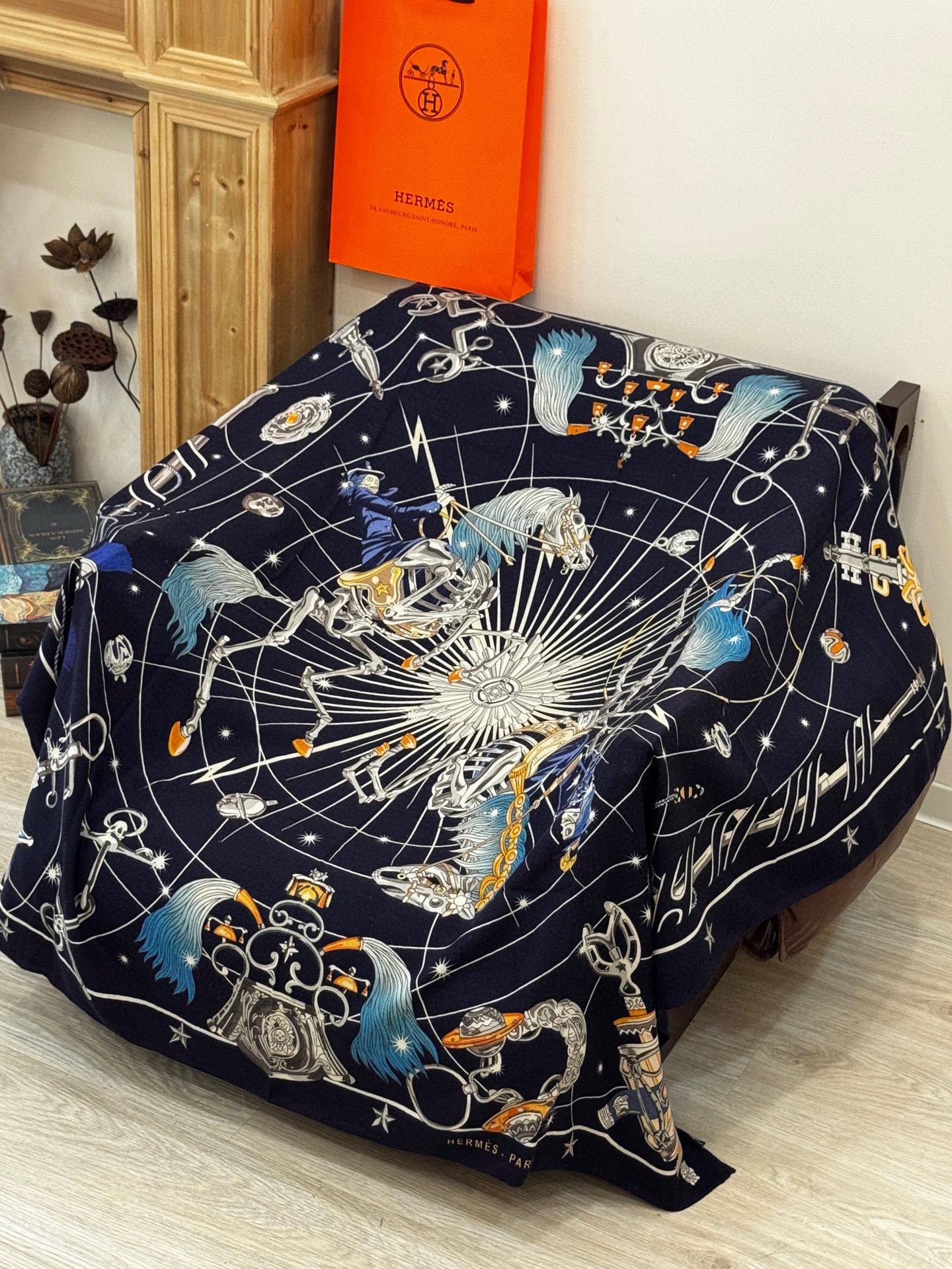 “星辰合唱曲”140丝绒双面同色披肩手工卷边丝毛方巾(30%桑蚕丝70%羊绒)这款经典单品展现强大而迷人