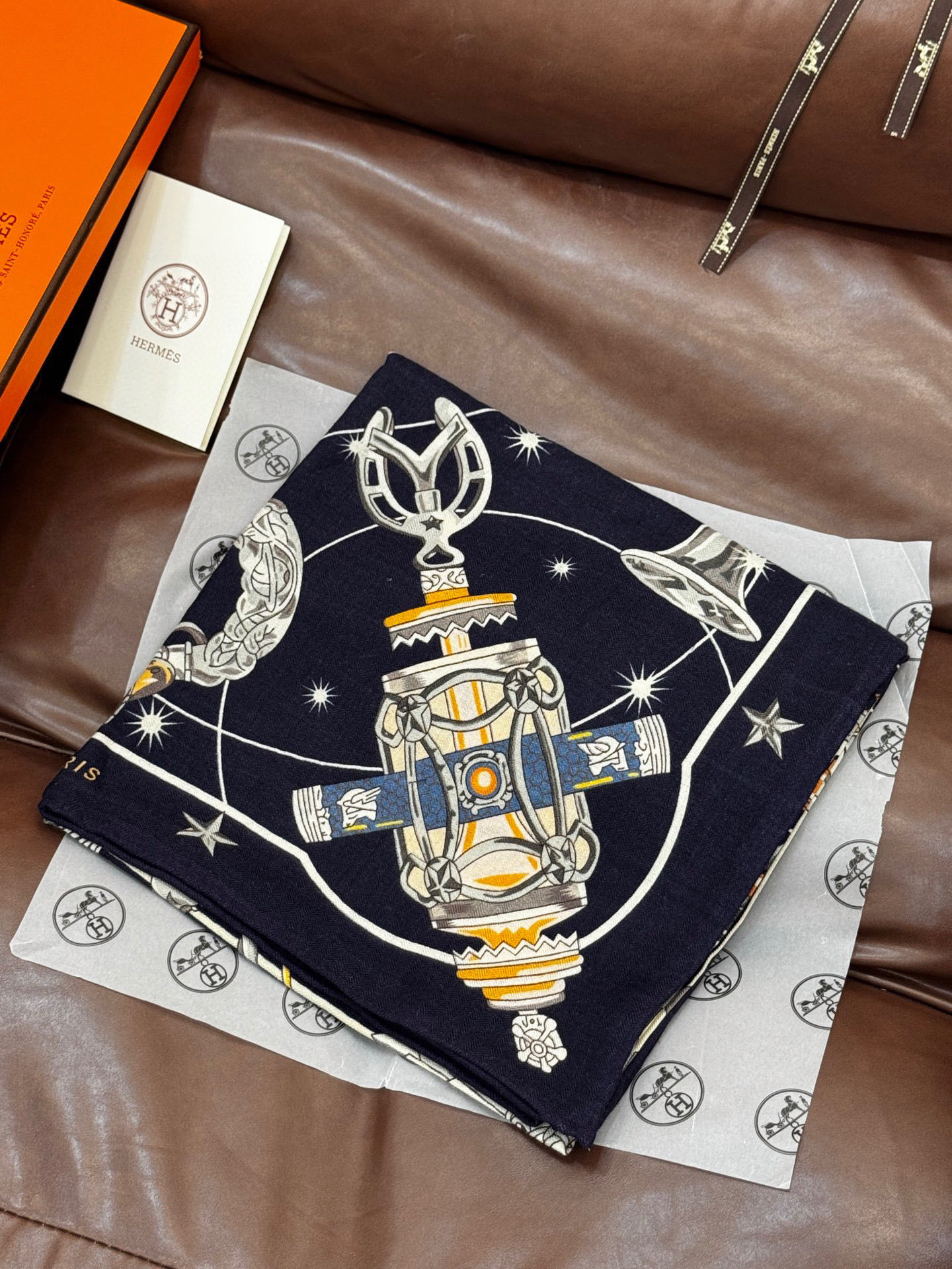 “星辰合唱曲”140丝绒双面同色披肩手工卷边丝毛方巾(30%桑蚕丝70%羊绒)这款经典单品展现强大而迷人