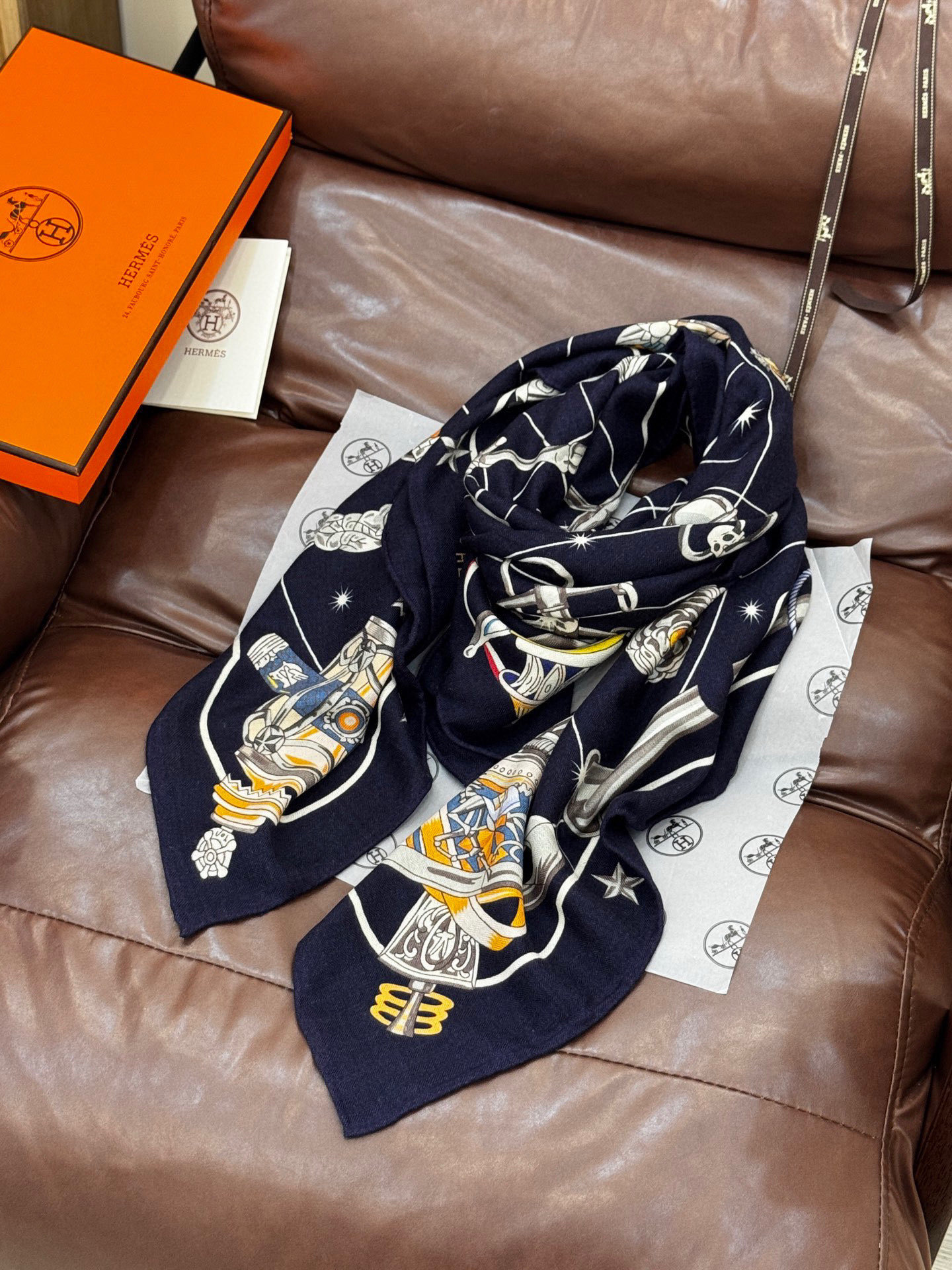 “星辰合唱曲”140丝绒双面同色披肩手工卷边丝毛方巾(30%桑蚕丝70%羊绒)这款经典单品展现强大而迷人