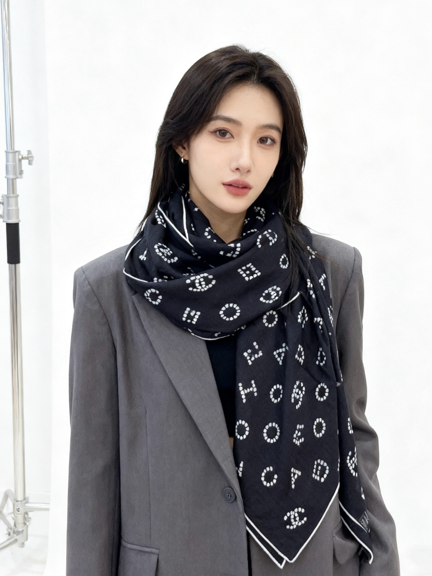 Chanel-丝绒双面方巾【140双面同色】出道即巅峰🐂火爆到一条难求🖤高级感十足的字母CC,和一切经典