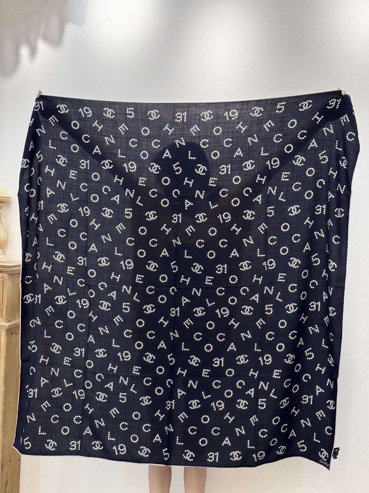 Chanel-丝绒双面方巾【140双面同色】出道即巅峰🐂火爆到一条难求🖤高级感十足的字母CC,和一切经典