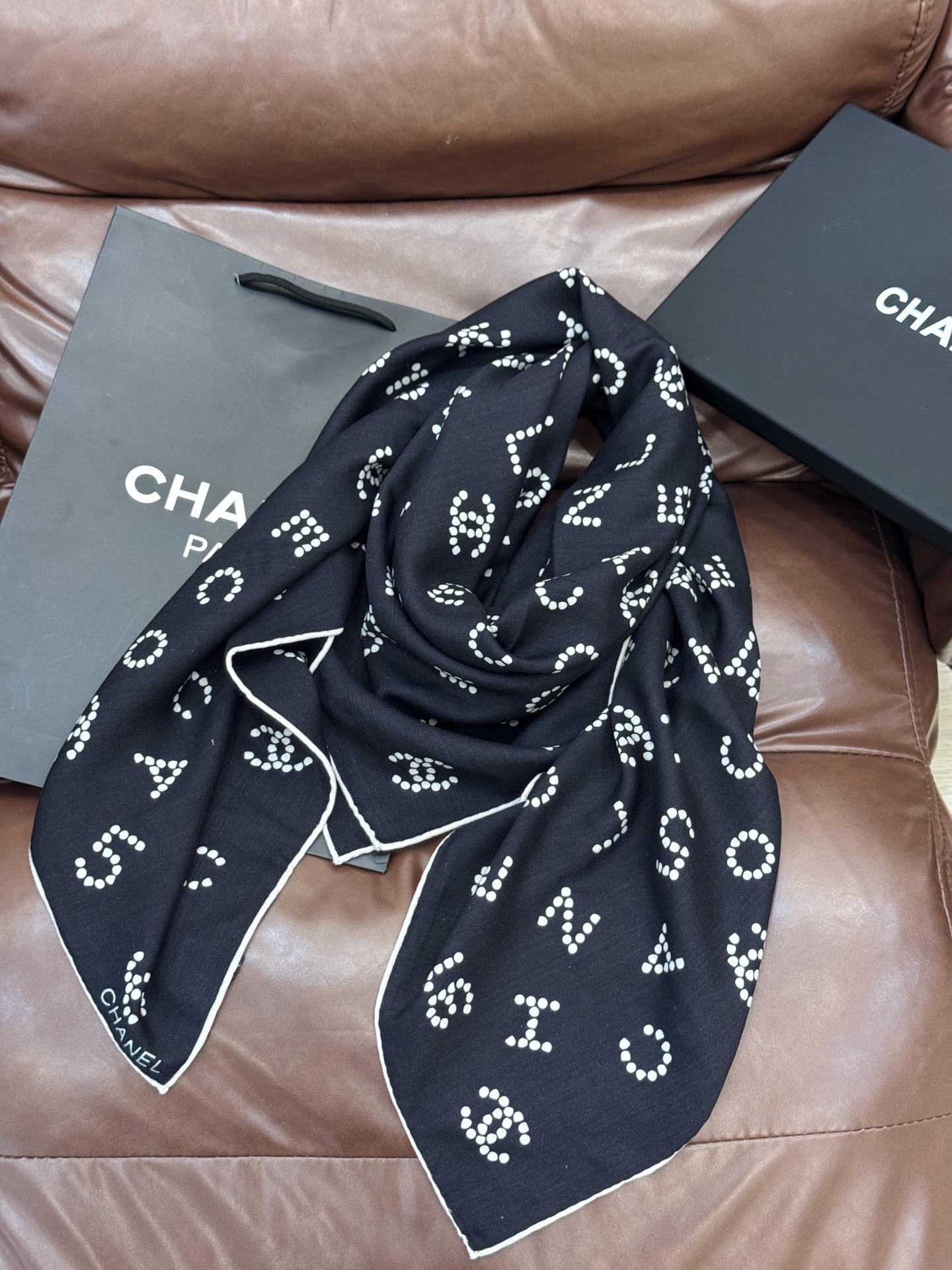 Chanel-丝绒双面方巾【140双面同色】出道即巅峰🐂火爆到一条难求🖤高级感十足的字母CC,和一切经典