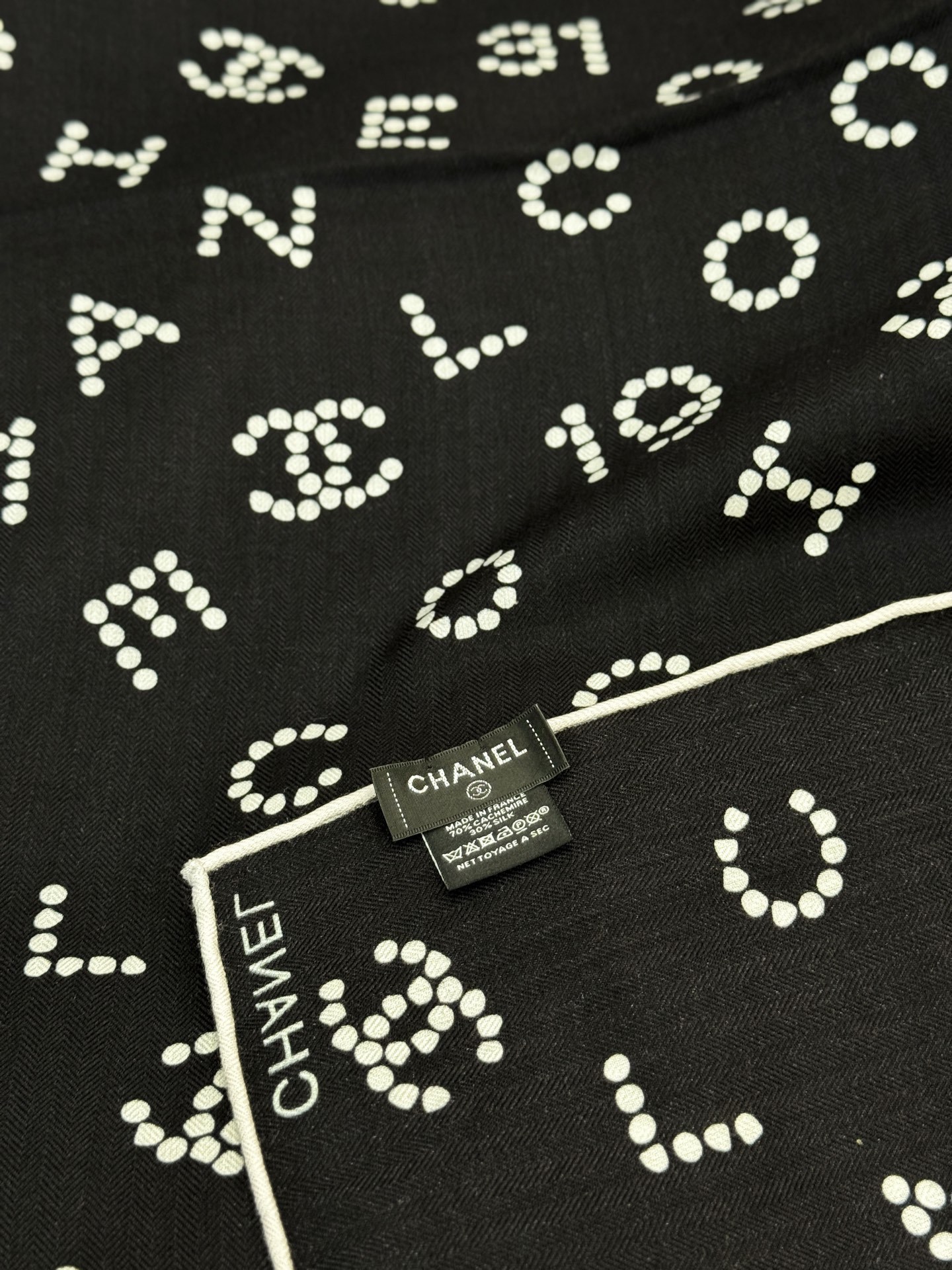 Chanel-丝绒双面方巾【140双面同色】出道即巅峰🐂火爆到一条难求🖤高级感十足的字母CC,和一切经典