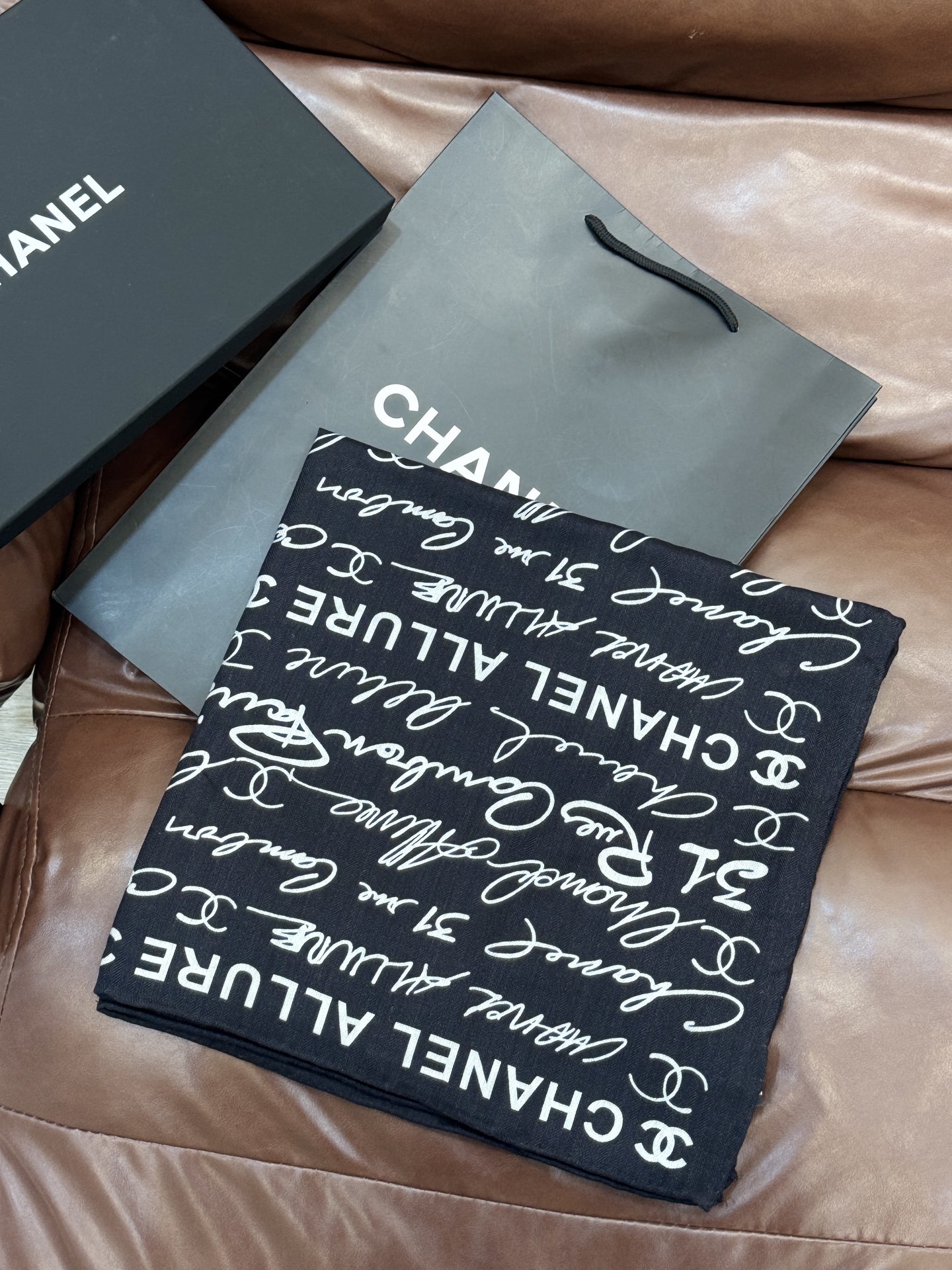 Chanel-丝绒双面方巾【140双面同色】出道即巅峰🐂火爆到一条难求🖤高级感十足的字母CC,和一切经典