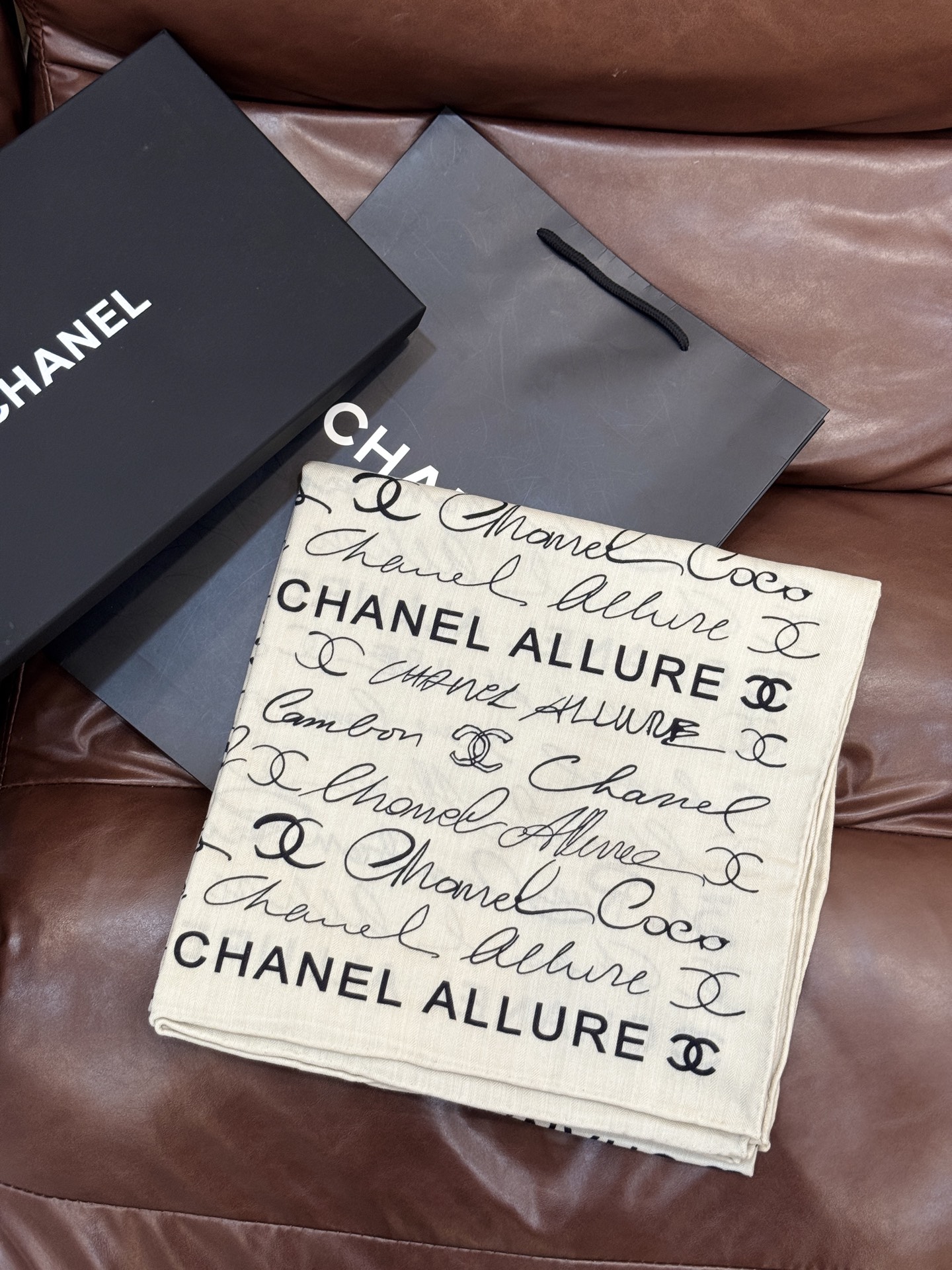 Chanel-丝绒双面方巾【140双面同色】出道即巅峰🐂火爆到一条难求🖤高级感十足的字母CC，和一切经典