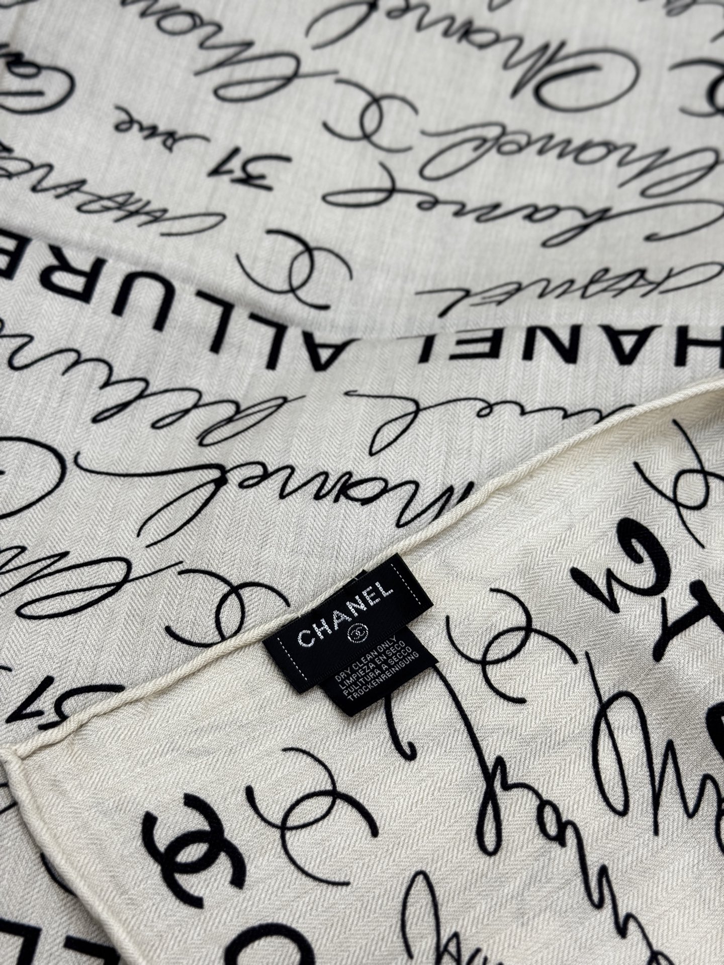Chanel-丝绒双面方巾【140双面同色】出道即巅峰🐂火爆到一条难求🖤高级感十足的字母CC，和一切经典