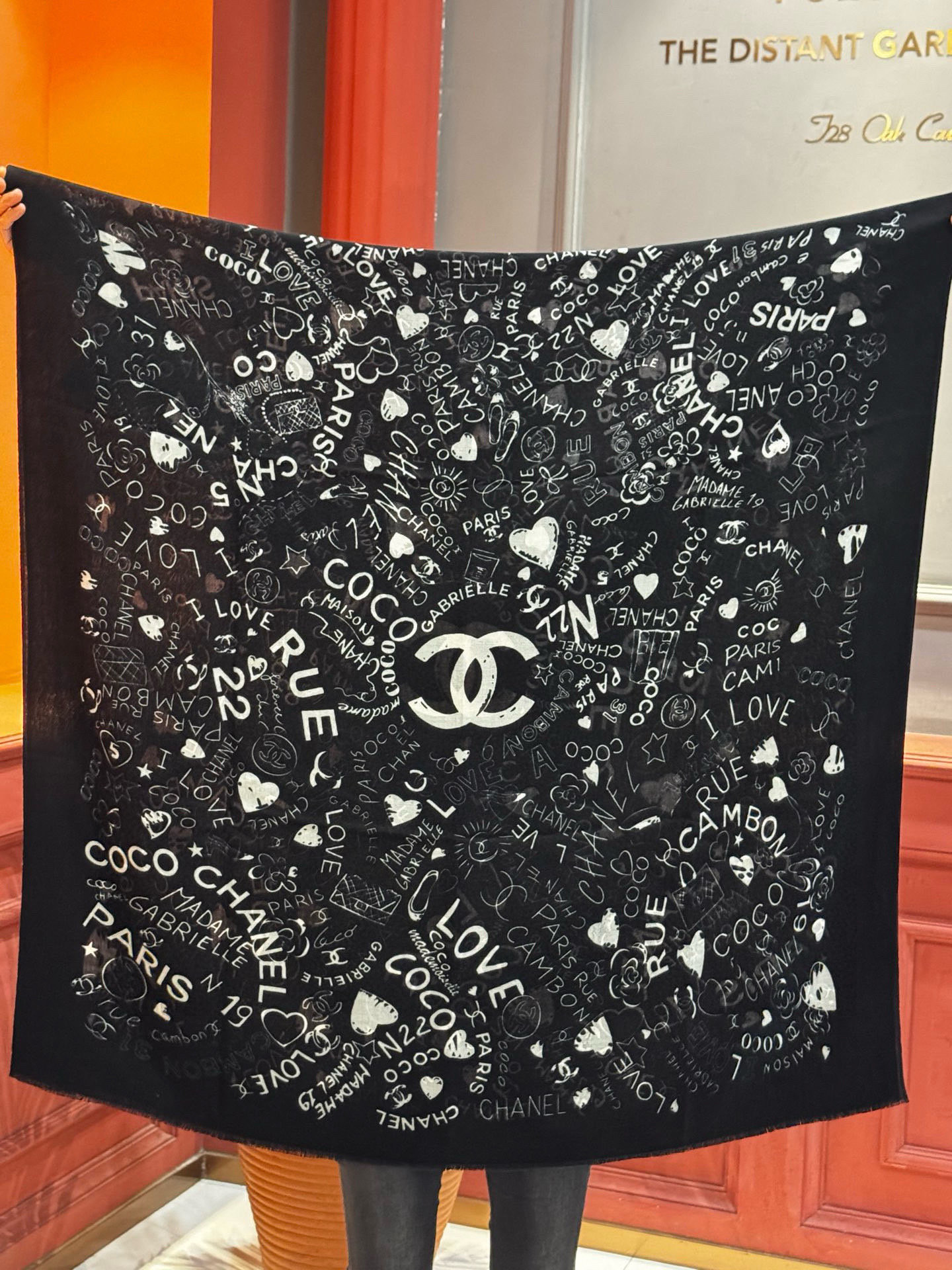 💟2025年秋冬新款 💟CHANEL香奈儿经典元素设计优雅大方，绕在颈间超级完美💋💋简直人间的尤物😍 专