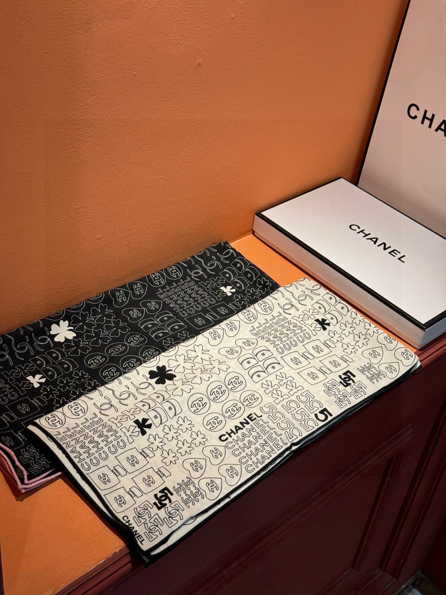 上新❤️【2025Chanel】 经典茶花优雅Coco风，Chanel最新菱格丝绒大方巾~气质到骨子里，