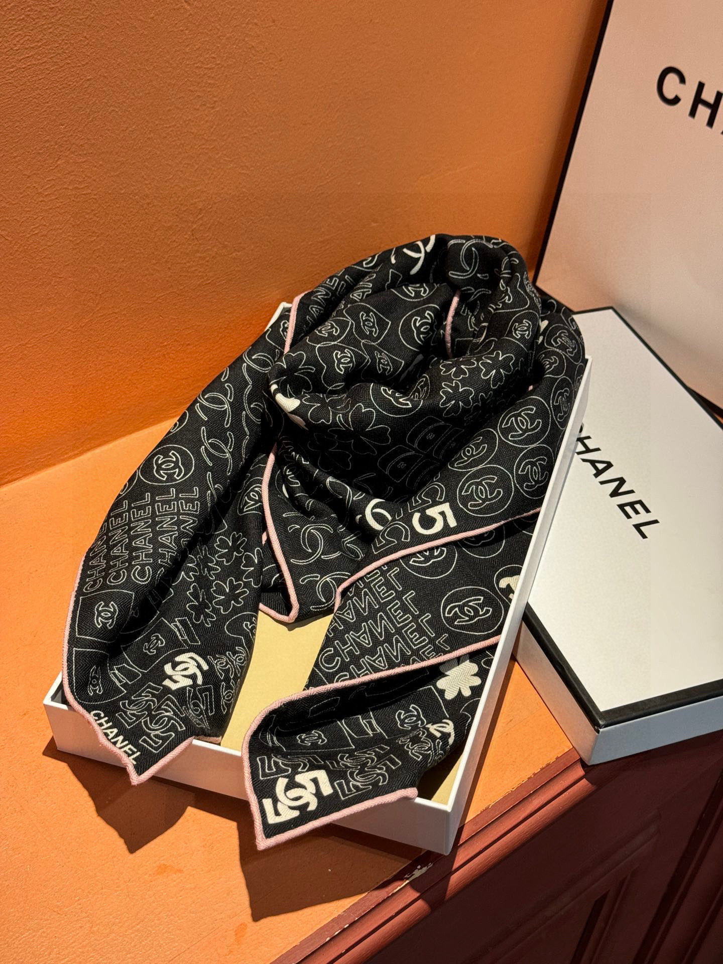 上新❤️【2025Chanel】 经典茶花优雅Coco风，Chanel最新菱格丝绒大方巾~气质到骨子里，