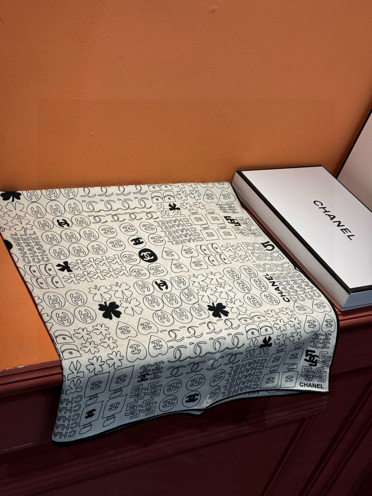 上新❤️【2025Chanel】 经典茶花优雅Coco风，Chanel最新菱格丝绒大方巾~气质到骨子里，