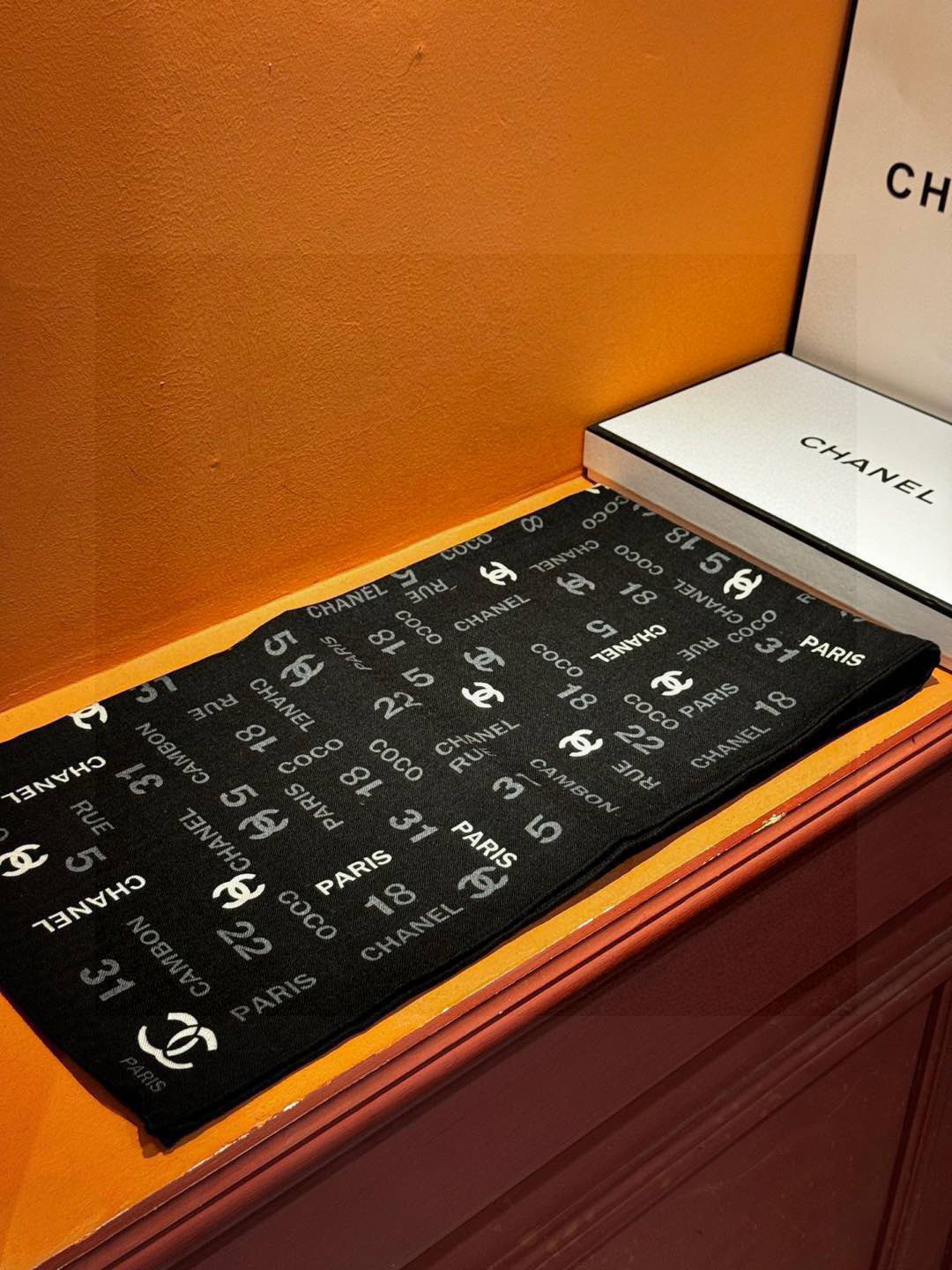 上新❤️【2025Chanel】 经典茶花优雅Coco风，Chanel最新菱格丝绒大方巾~气质到骨子里，