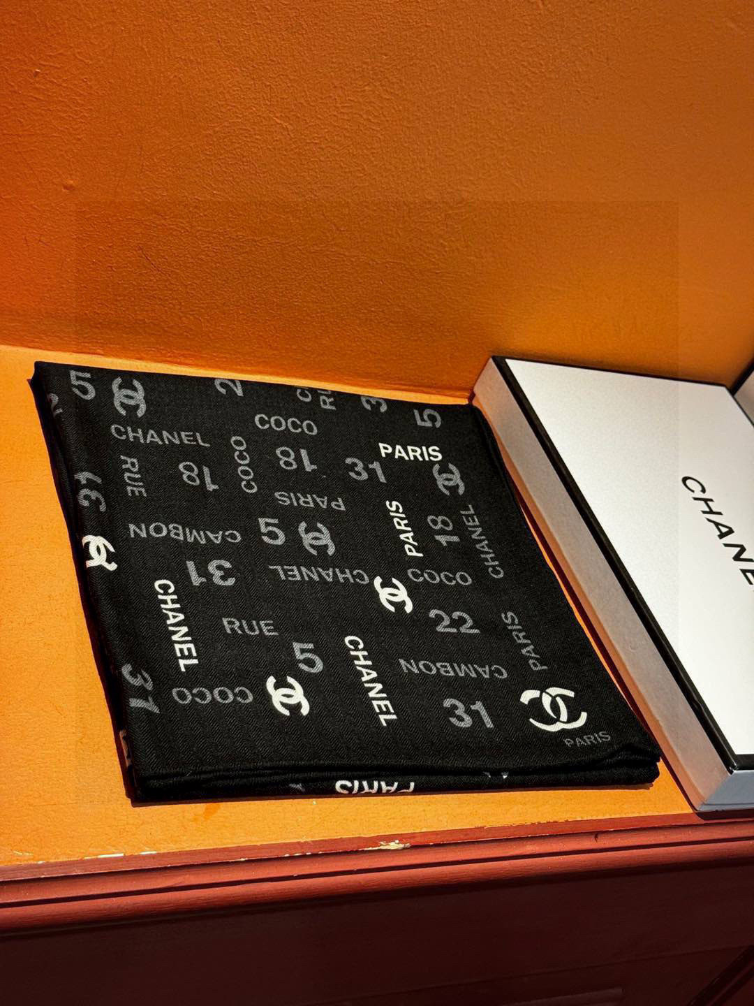 上新❤️【2025Chanel】 经典茶花优雅Coco风，Chanel最新菱格丝绒大方巾~气质到骨子里，