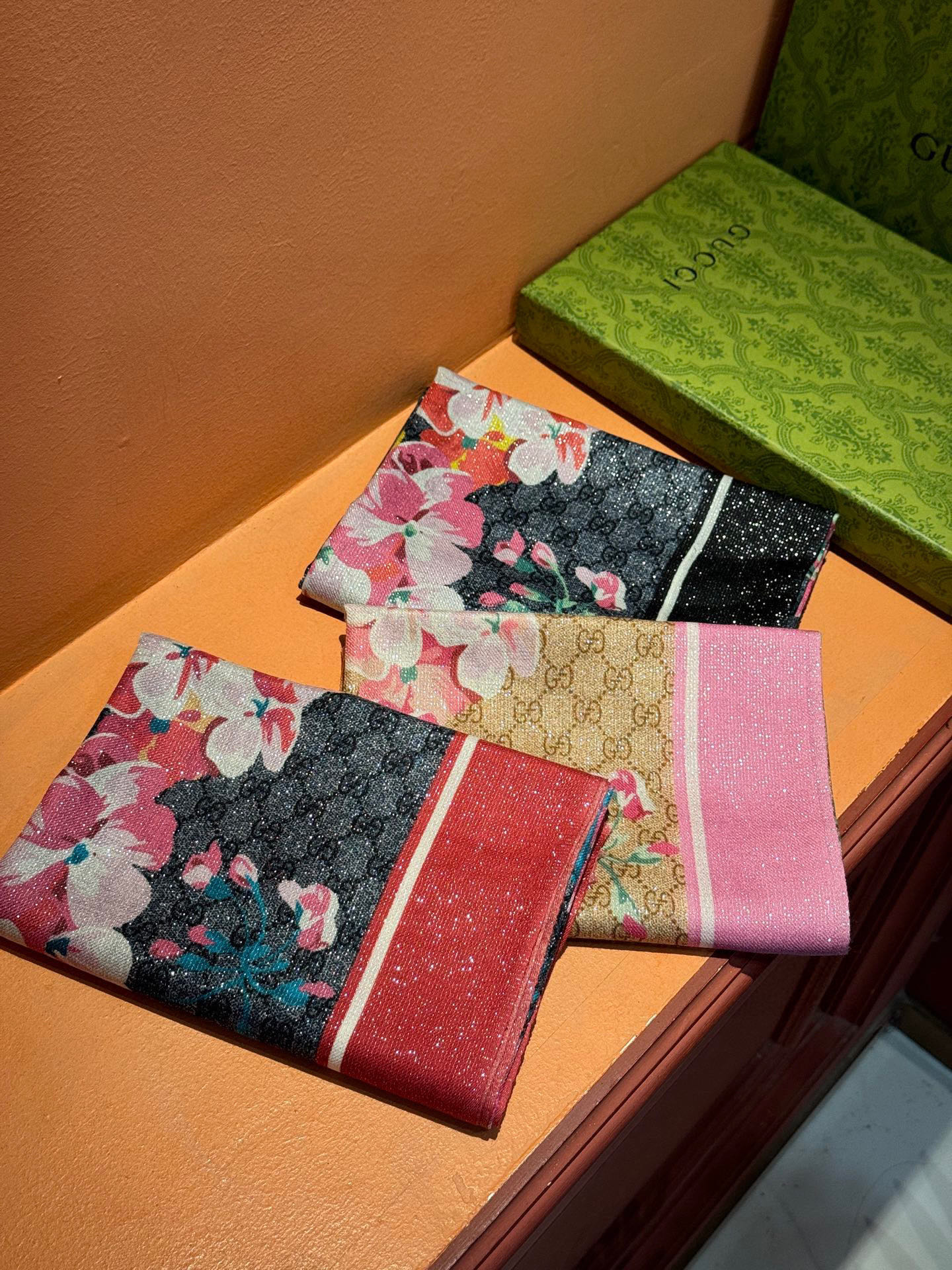 Gucci花卉羊绒围巾~超级抬气色！高级女人味！】羊绒围巾也能这么美！！！Gucci这款双面花卉羊绒围巾