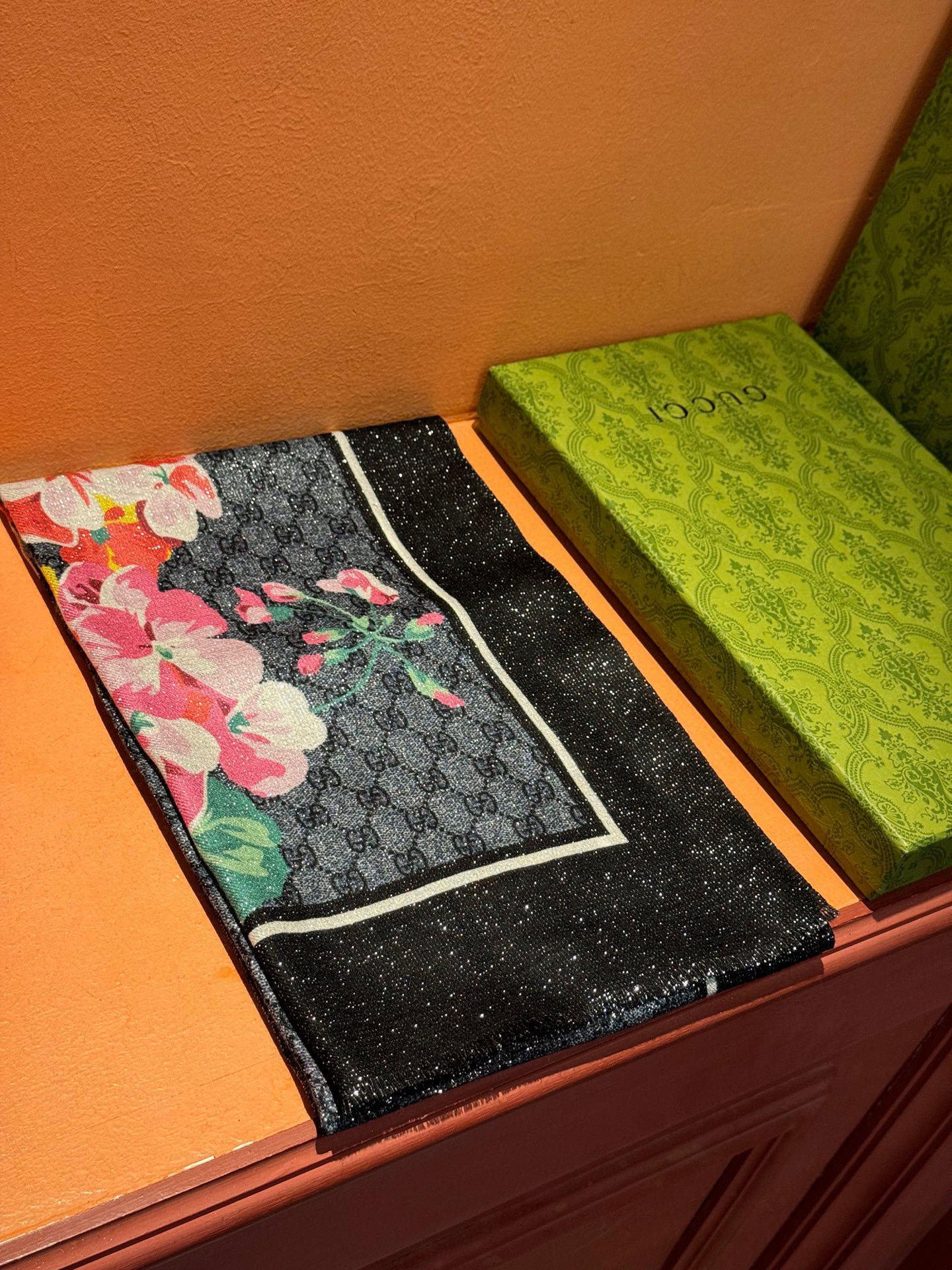 Gucci花卉羊绒围巾~超级抬气色！高级女人味！】羊绒围巾也能这么美！！！Gucci这款双面花卉羊绒围巾