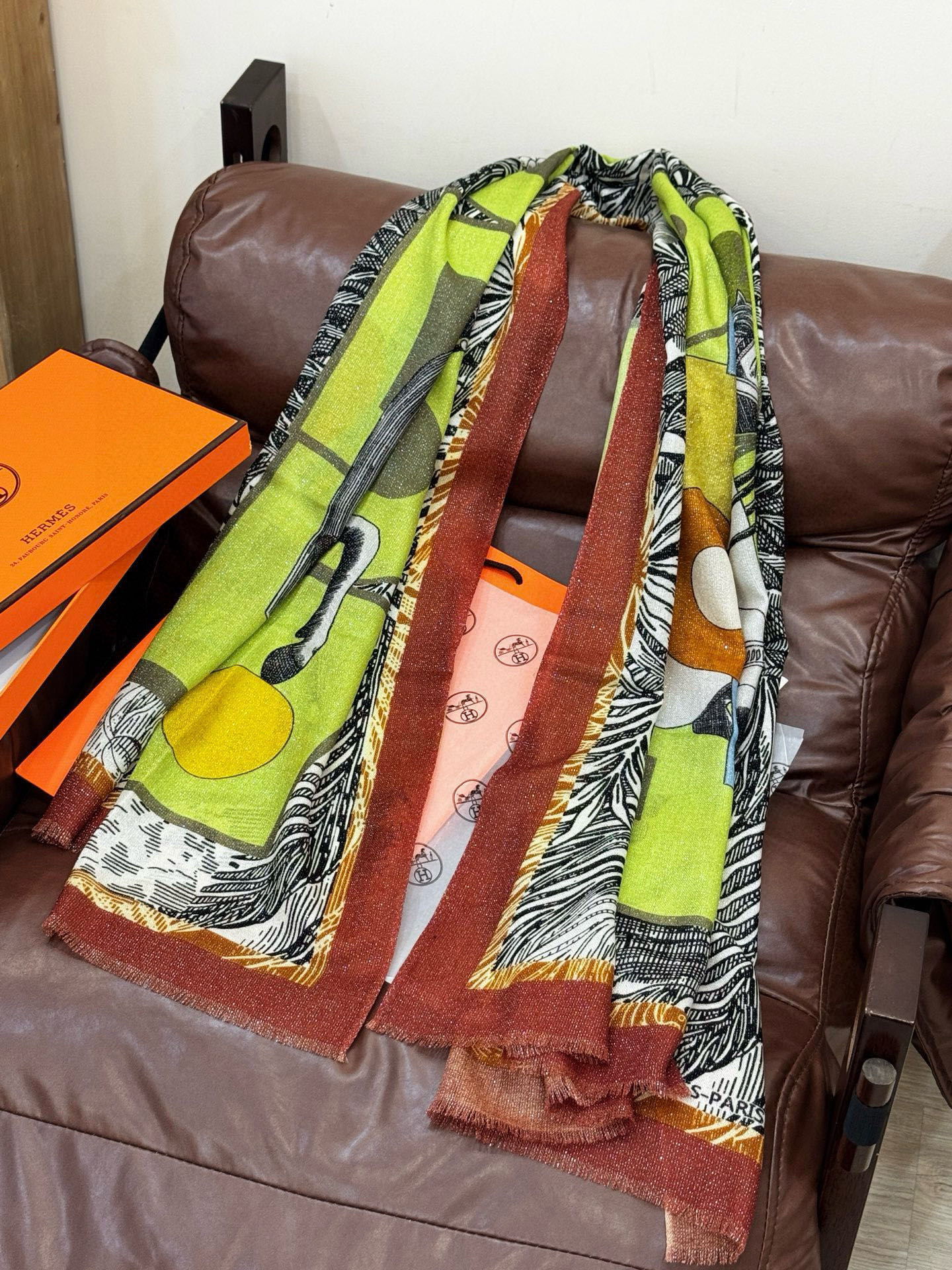 会发光发亮的围巾 爱马仕 专柜同步 买了都说好看羊绒印花‼️推荐💕顶级工艺超值‼️爱马仕专柜爆款🎁🎁羊绒