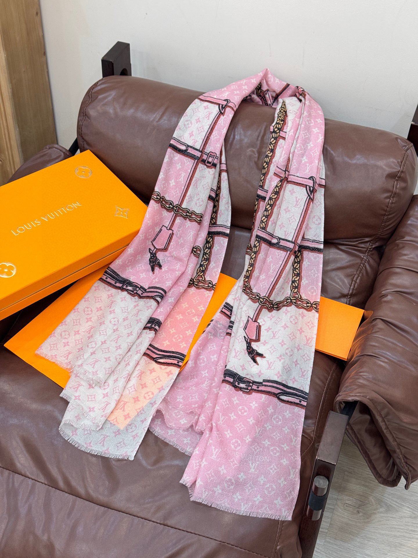 会发光发亮的围巾真心赞‼️驴家【L链条箱包花纹银丝长巾】银丝印花羊绒长巾，2025新款银丝长巾来撷Nou