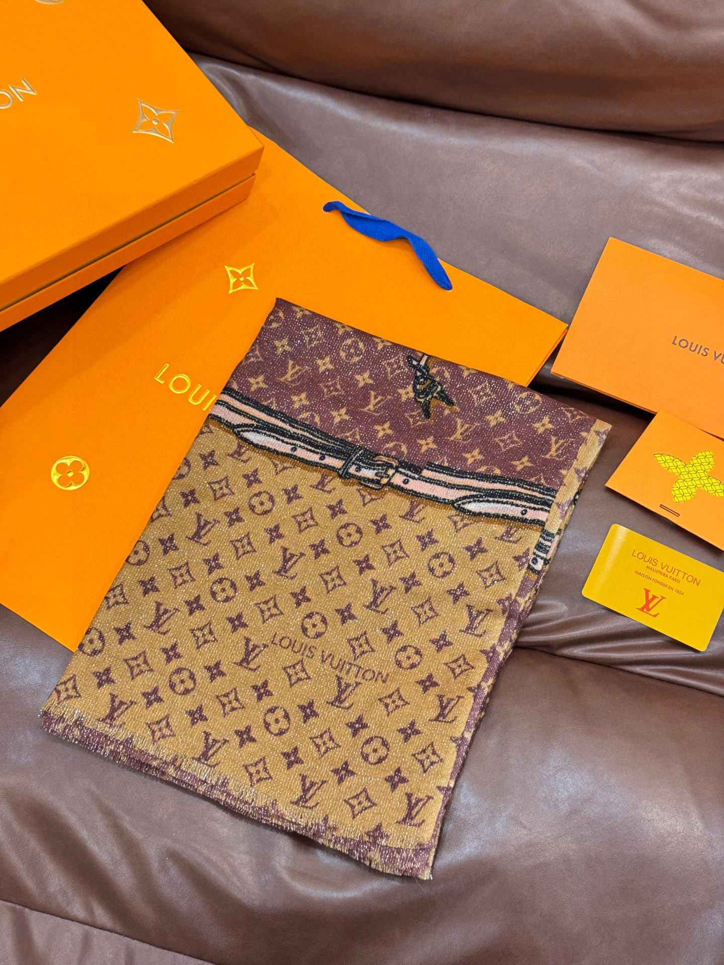 会发光发亮的围巾真心赞‼️驴家【L链条箱包花纹银丝长巾】银丝印花羊绒长巾，2025新款银丝长巾来撷Nou